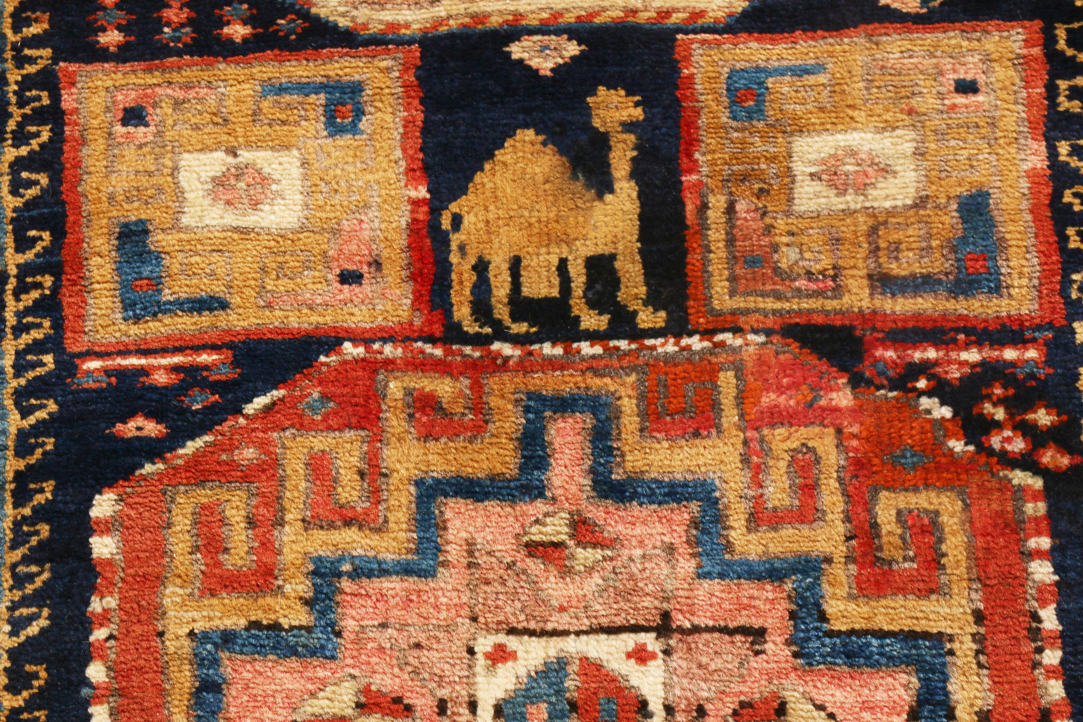 Noué à la main Tapis de couloir persan ancien en laine beige et bleu du Nord-Ouest par Rug & Kilim en vente