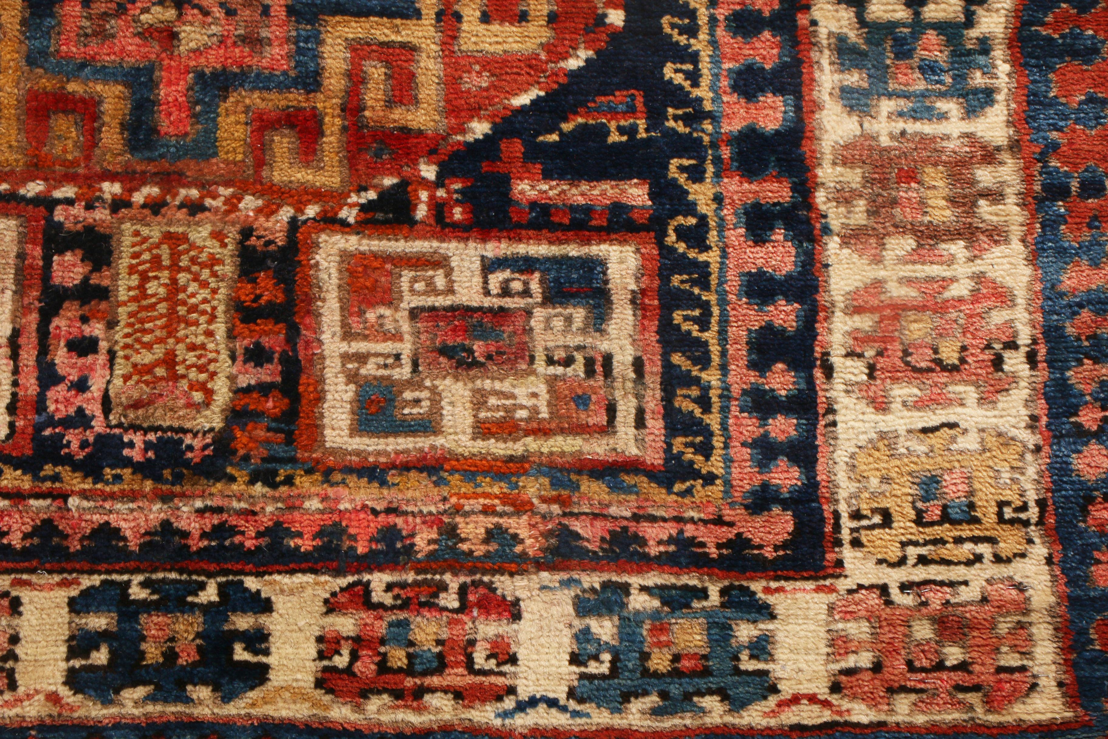 Fin du XIXe siècle Tapis de couloir persan ancien en laine beige et bleu du Nord-Ouest par Rug & Kilim en vente