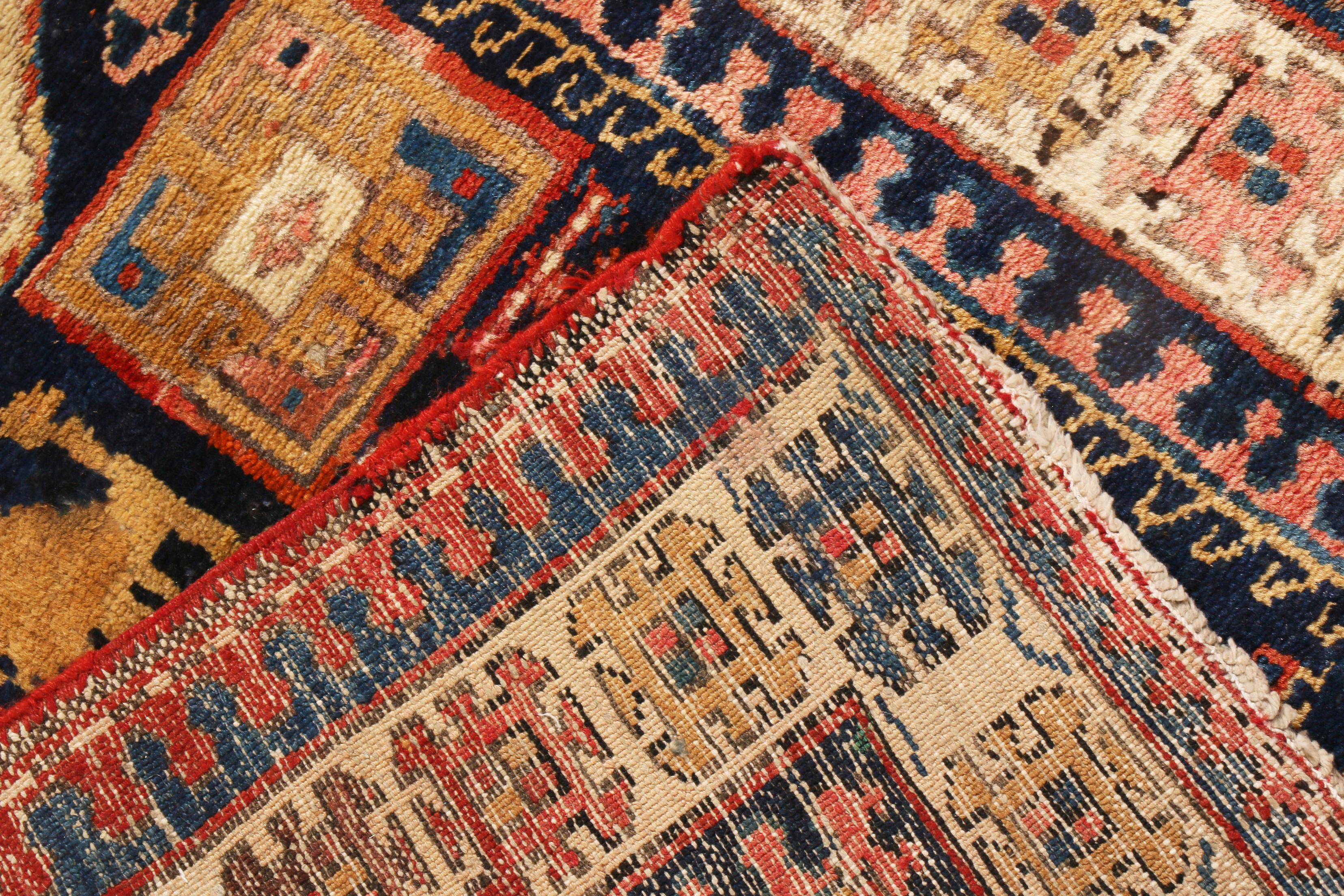 Laine Tapis de couloir persan ancien en laine beige et bleu du Nord-Ouest par Rug & Kilim en vente