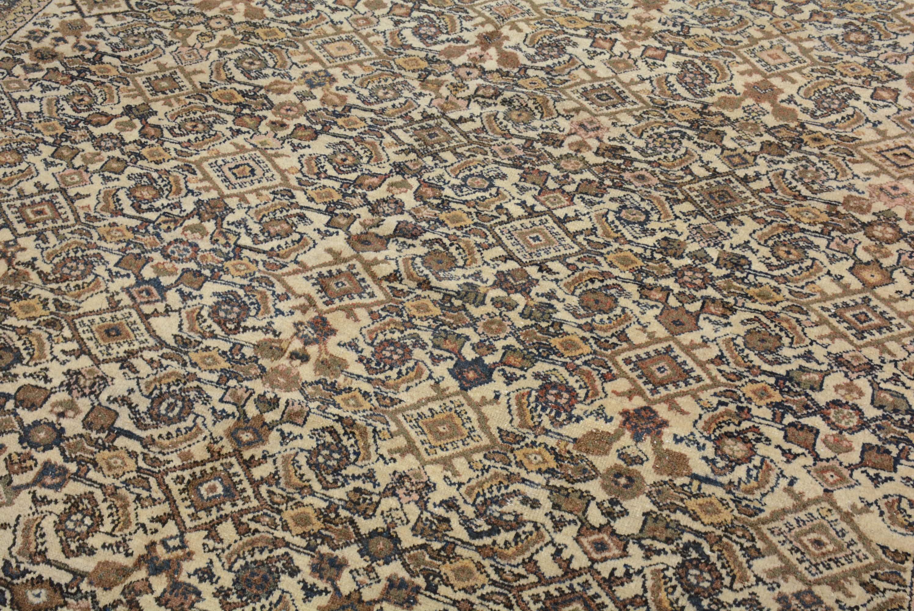 La région géographique du nord-ouest de la Perse, avec ses villes et ses villages, était à l'avant-garde de l'exportation à grande échelle de tapis et de moquettes à la fin du XIXe siècle.  Les marchands de Tabriz, grande ville qui est la capitale