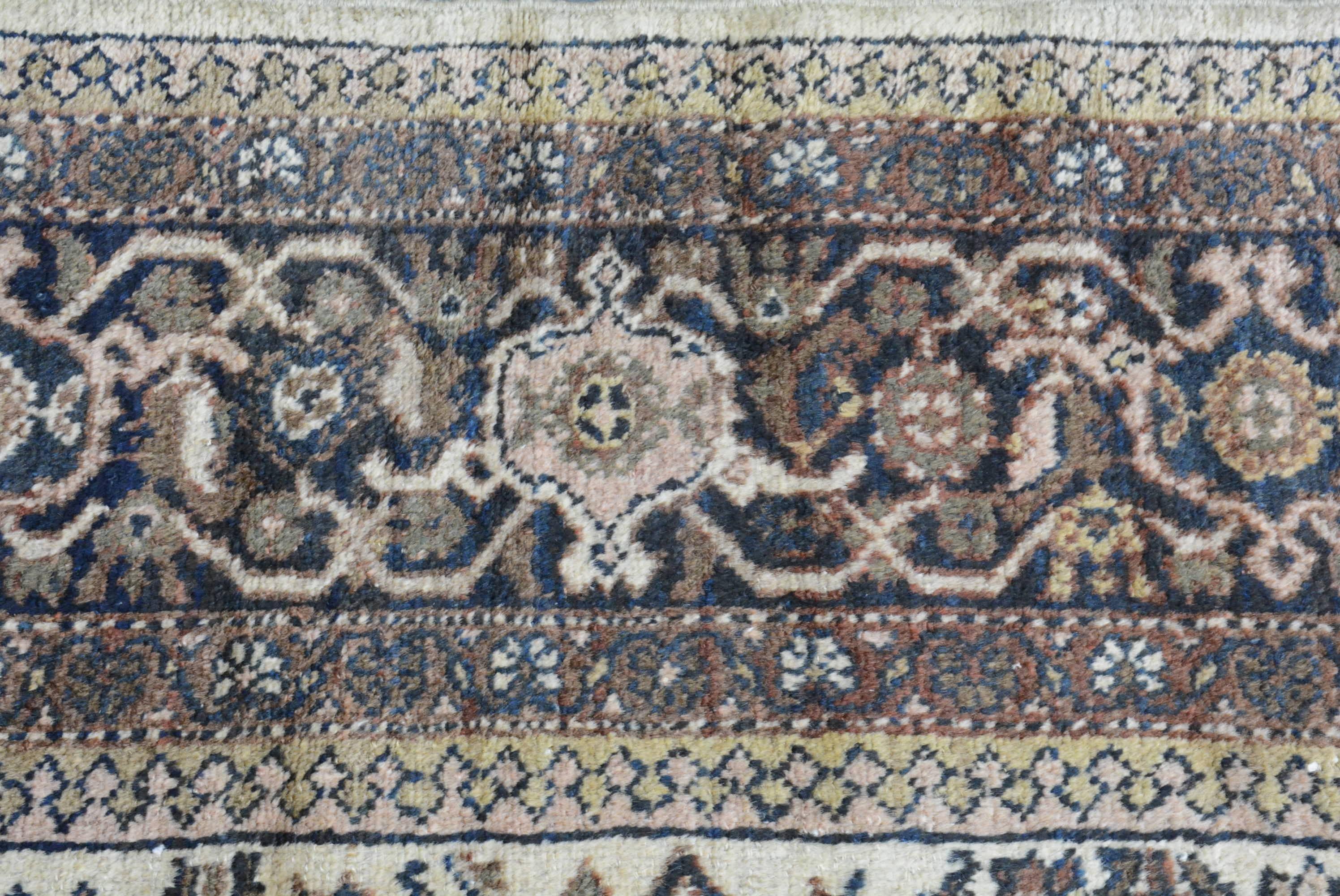 Tissage Tapis persan ancien du Nord-Ouest en vente