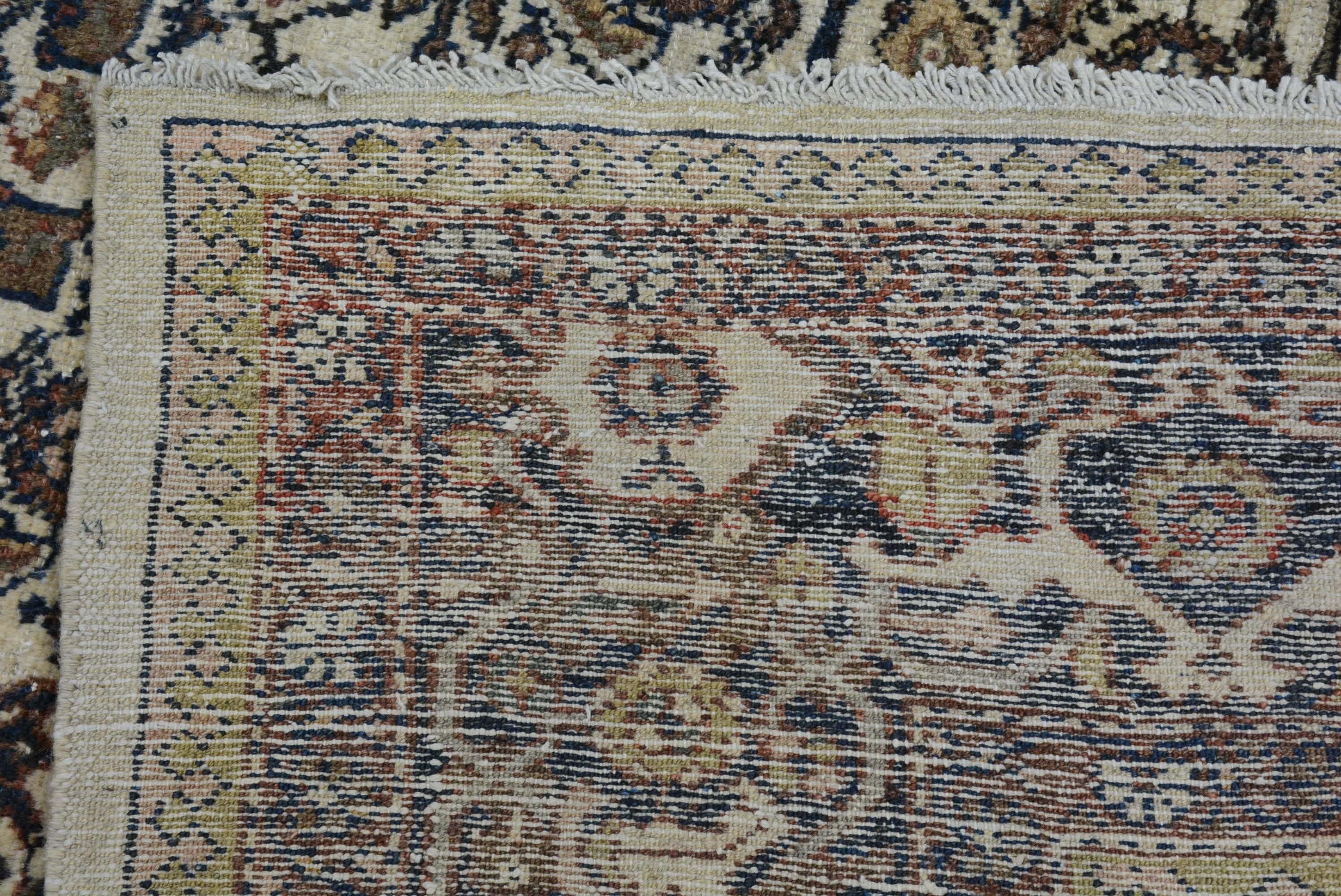 Tapis persan ancien du Nord-Ouest en vente 1