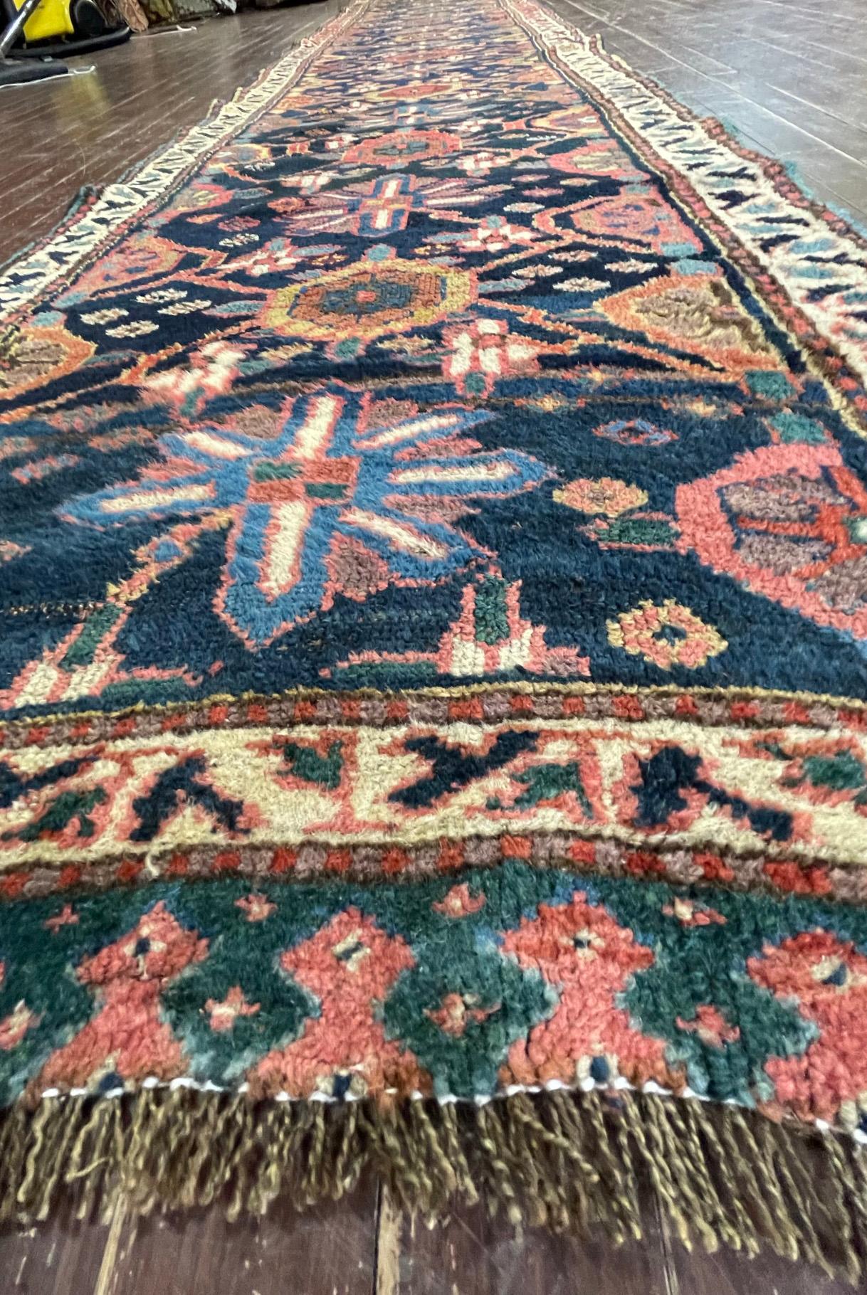Absolument magnifique tapis galerie Persan kurde Bijar Halvayi avec une base en laine et un beau motif géométrique et Abrash avec des teintures végétales en rouge, or et bleu en bon état, vers 1900.
Bijar (ou Bidjar) est le nom d'une petite ville