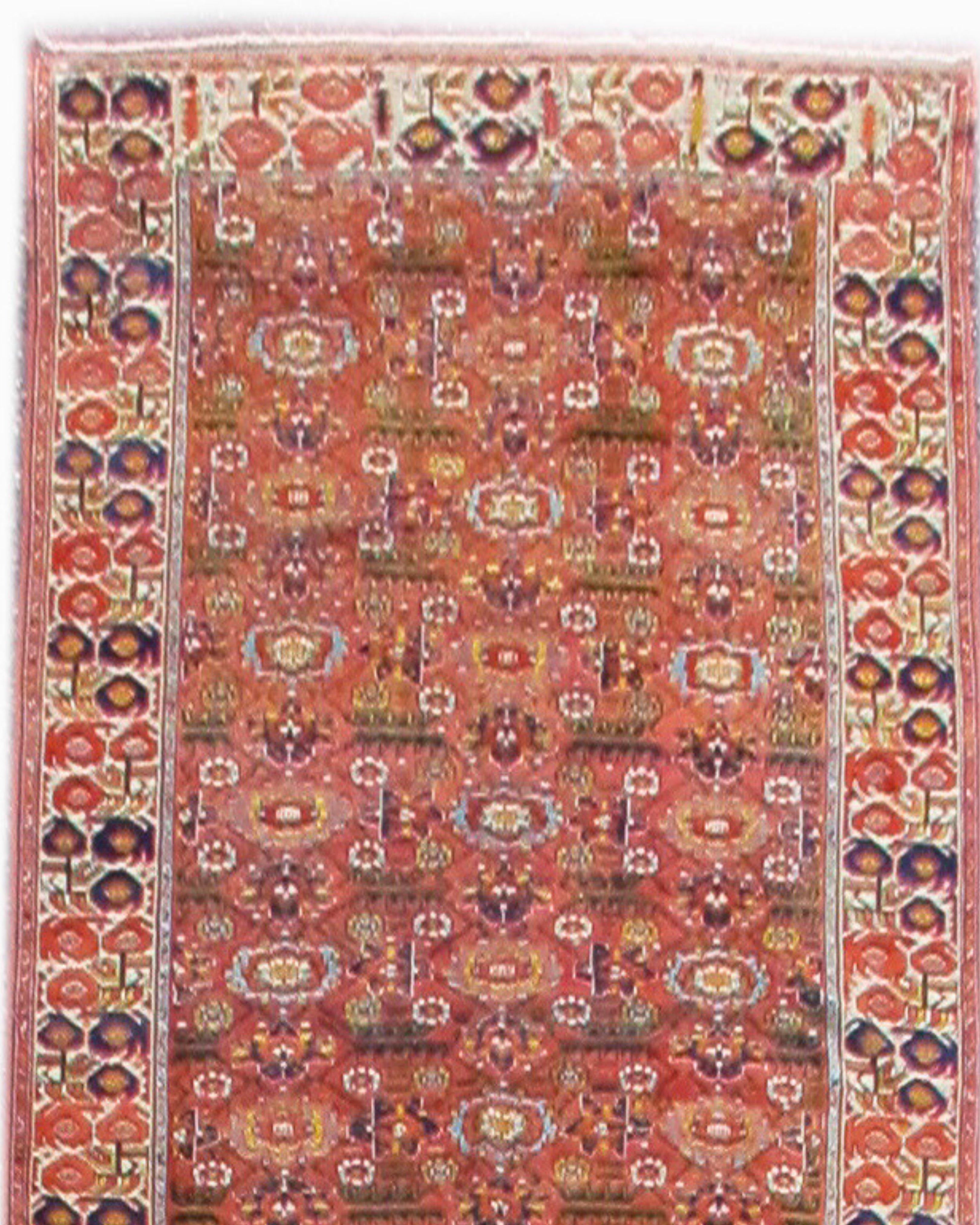 Tapis persan ancien du Nord-Ouest à longues tiges, vers 1900

Ce tapis de couloir palatial allie un dessin et une échelle extraordinaires à une palette vibrante de teintures végétales naturelles. Le champ utilise une version plus ancienne et plus