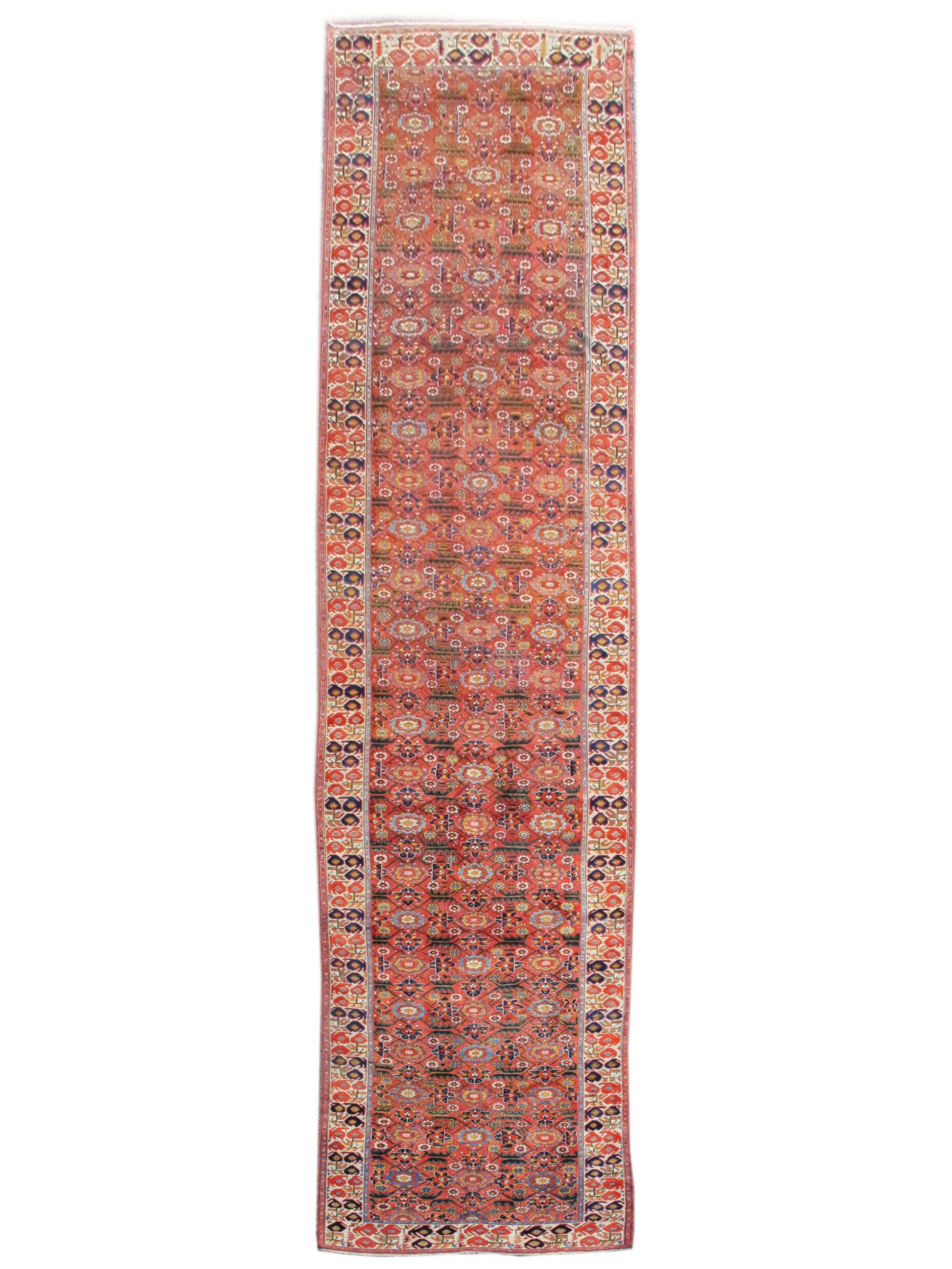 Antiker Nordwest-Persischer Long Rug, um 1900

Dieser palastartige Flurteppich verbindet eine außergewöhnliche Zeichnung und Größe mit einer lebendigen Palette natürlicher Pflanzenfarben. Das Feldmuster ist eine ältere und umfassendere Wiedergabe