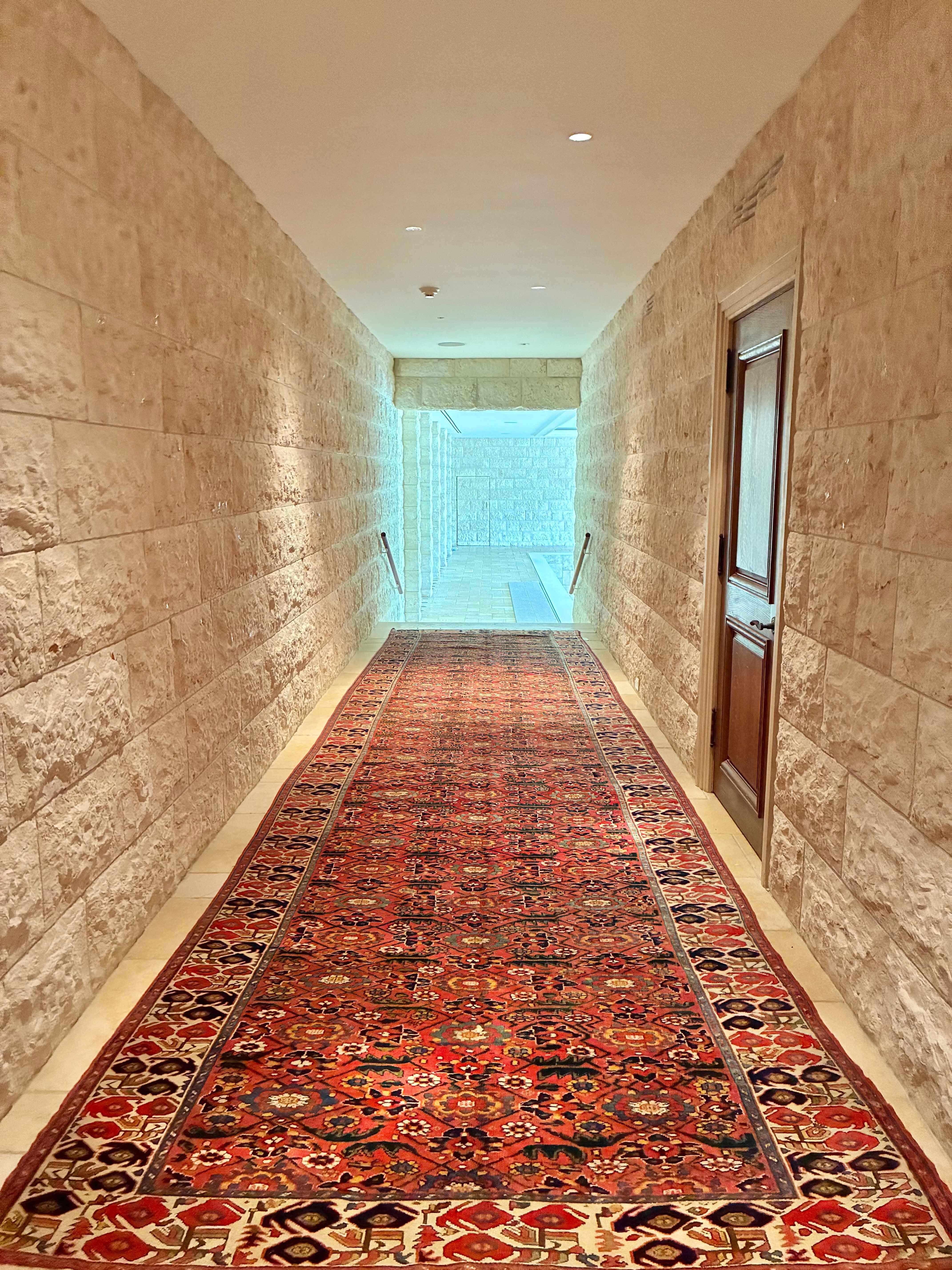 Antiker Nordwest-Persischer Long Rug, um 1900 (Handgewebt) im Angebot