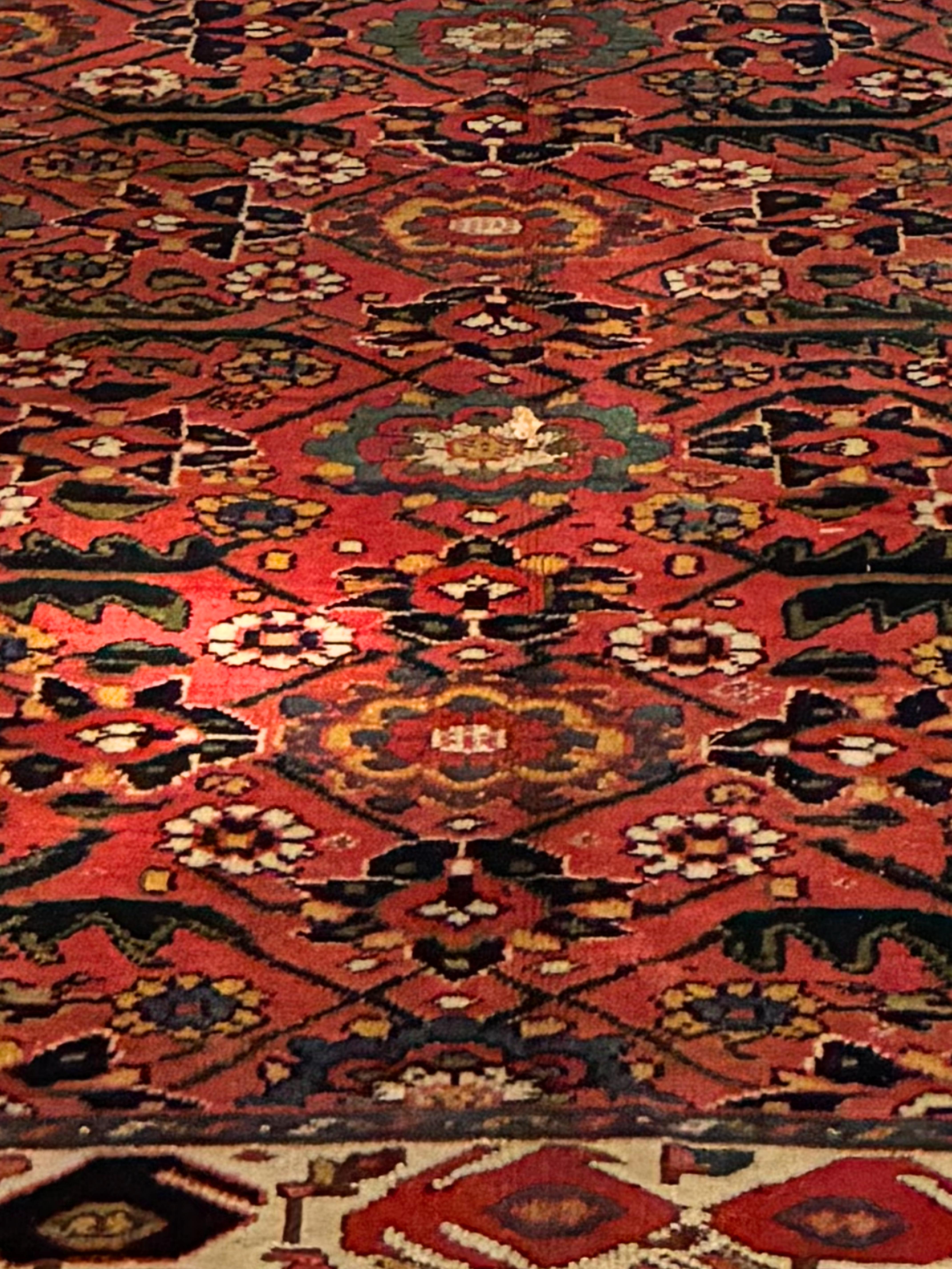 Antiker Nordwest-Persischer Long Rug, um 1900 im Zustand „Hervorragend“ im Angebot in San Francisco, CA