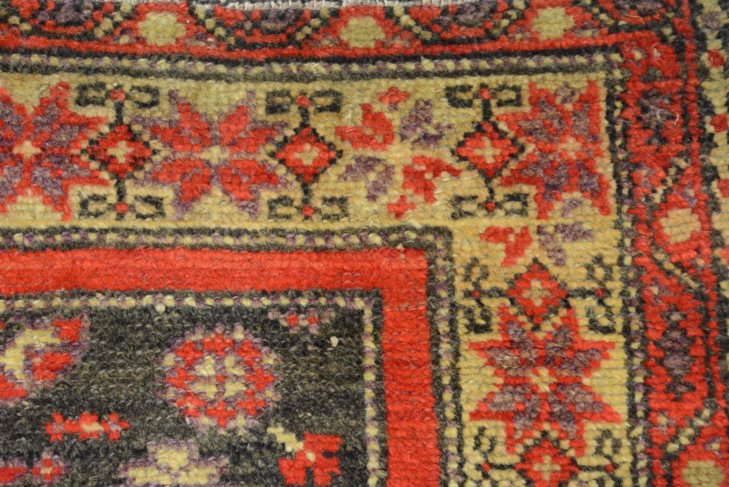 Antiker nordwestpersischer Malayer-Teppich im Zustand „Gut“ im Angebot in Closter, NJ