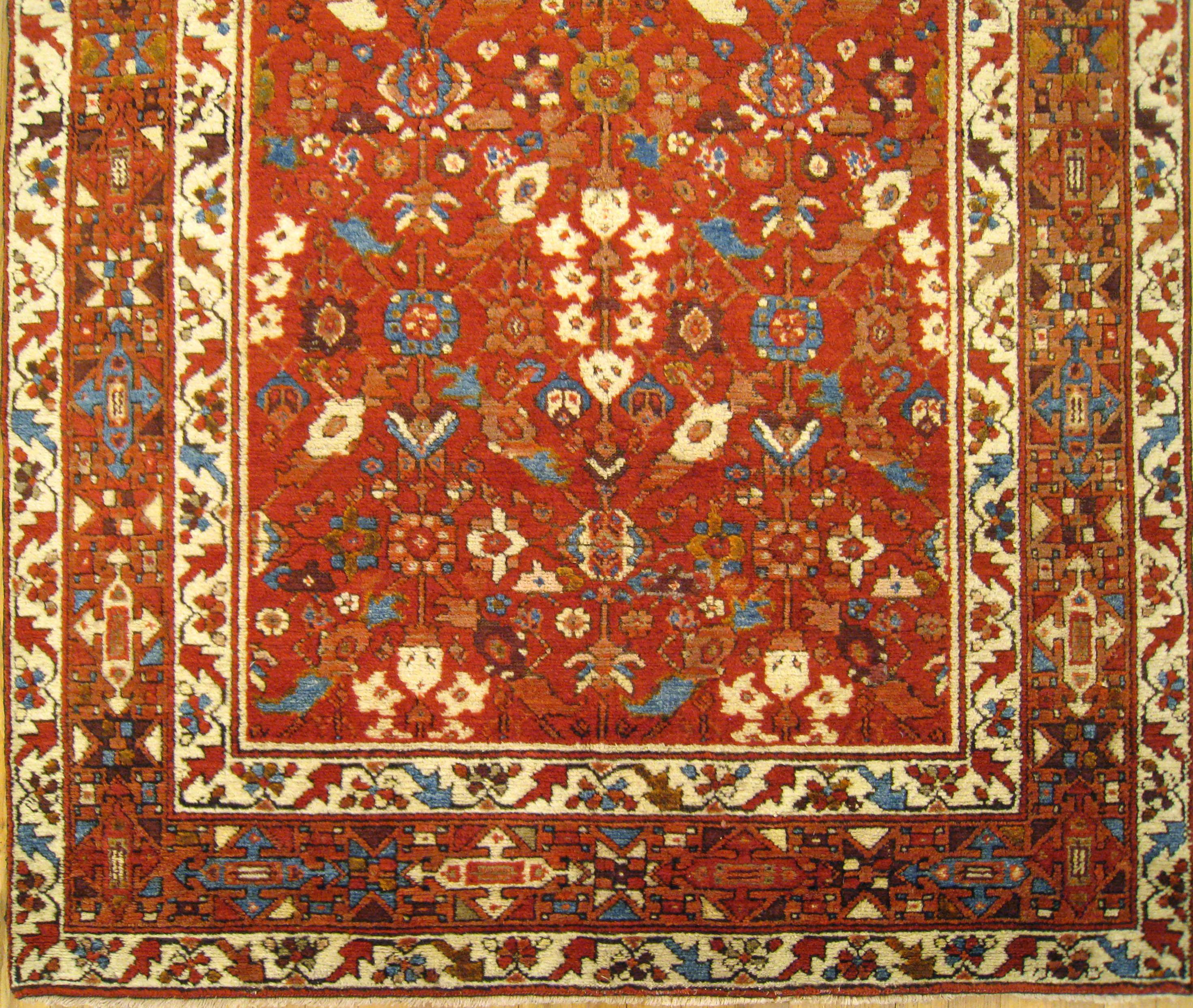 Antiker nordwestlicher persischer orientalischer Teppich, kleiner dekorativer Teppich mit Blumenmuster (Persisch) im Angebot