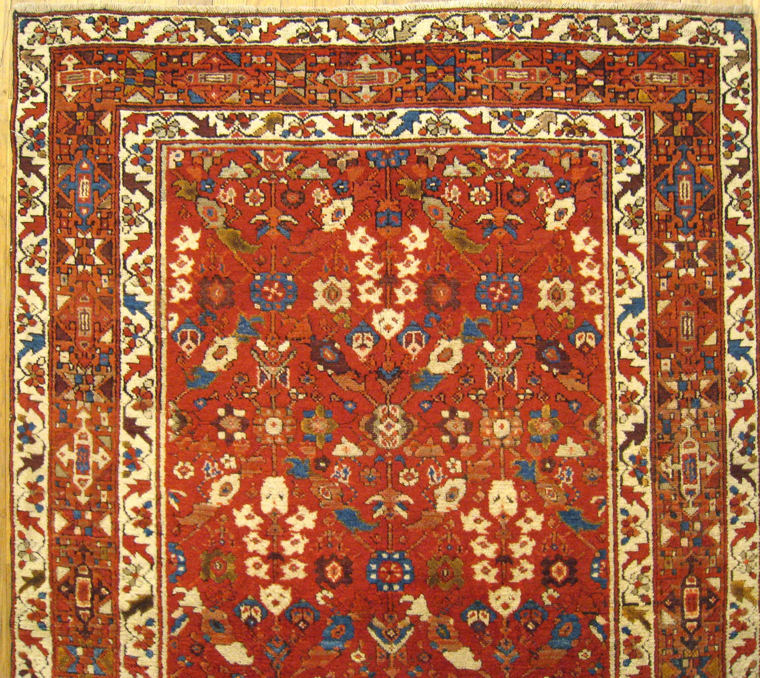 Antiker nordwestlicher persischer orientalischer Teppich, kleiner dekorativer Teppich mit Blumenmuster (Handgeknüpft) im Angebot