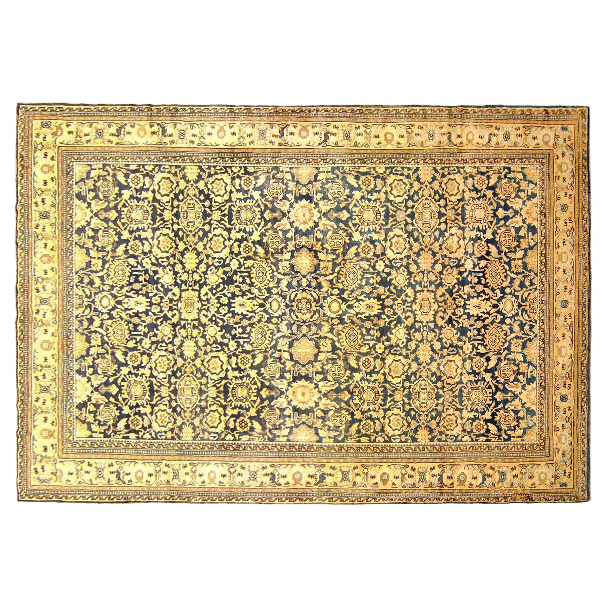 Tapis persan oriental ancien du Nord-Ouest, taille de la pièce, avec éléments floraux