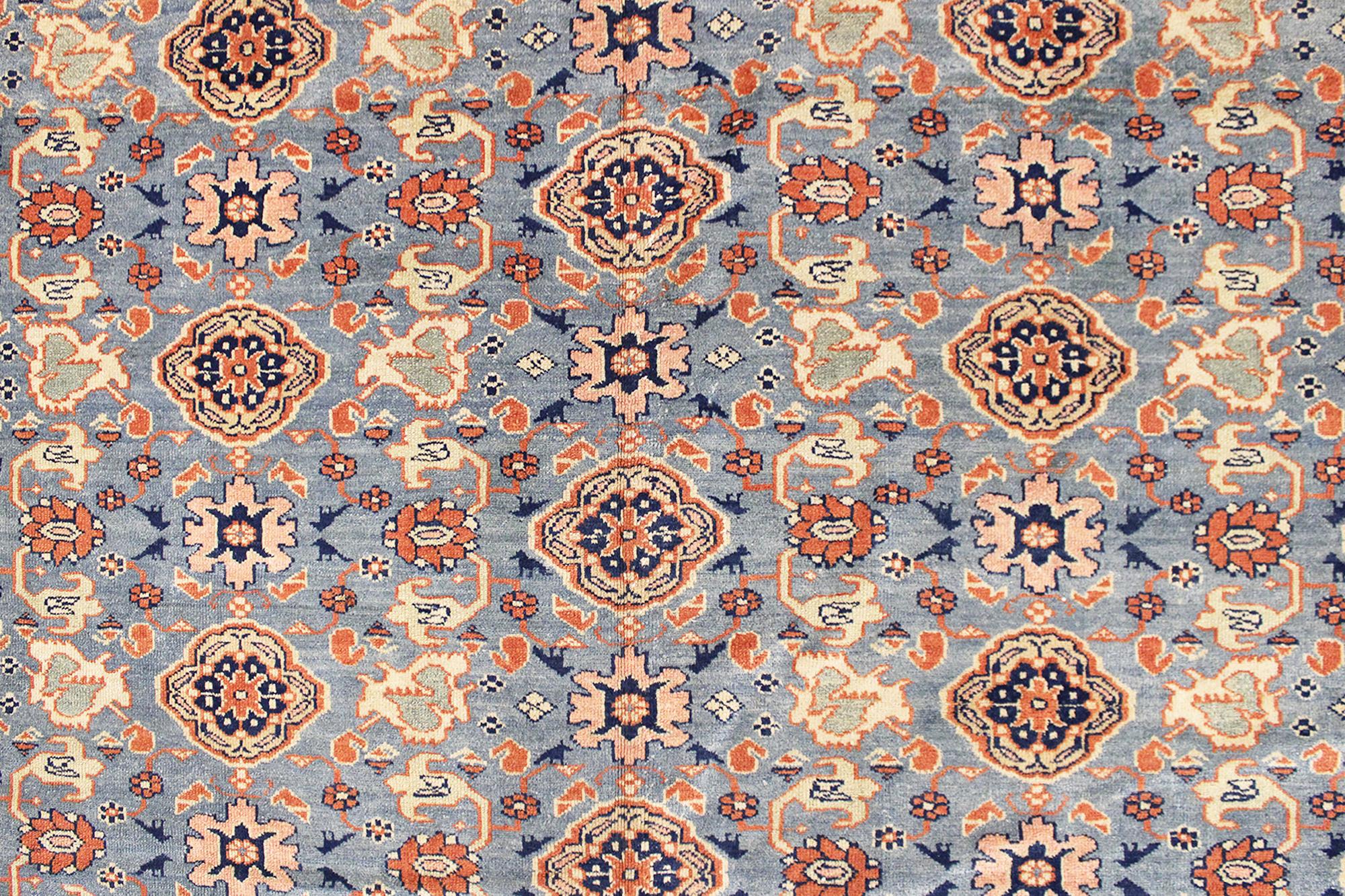 Début du 20ème siècle Tapis persan oriental ancien du Nord-Ouest, de taille normale, avec motif répétitif en vente