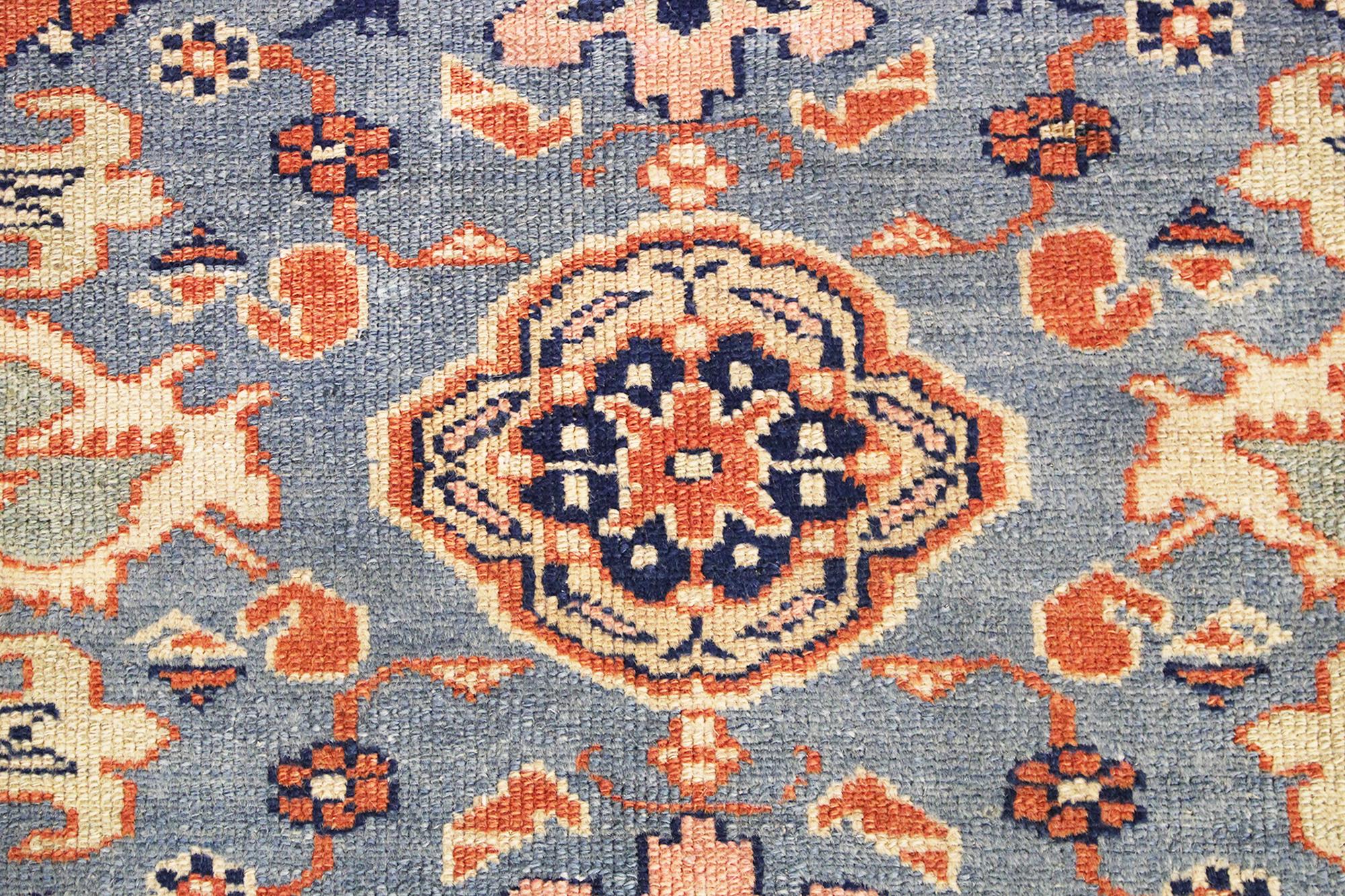 Laine Tapis persan oriental ancien du Nord-Ouest, de taille normale, avec motif répétitif en vente