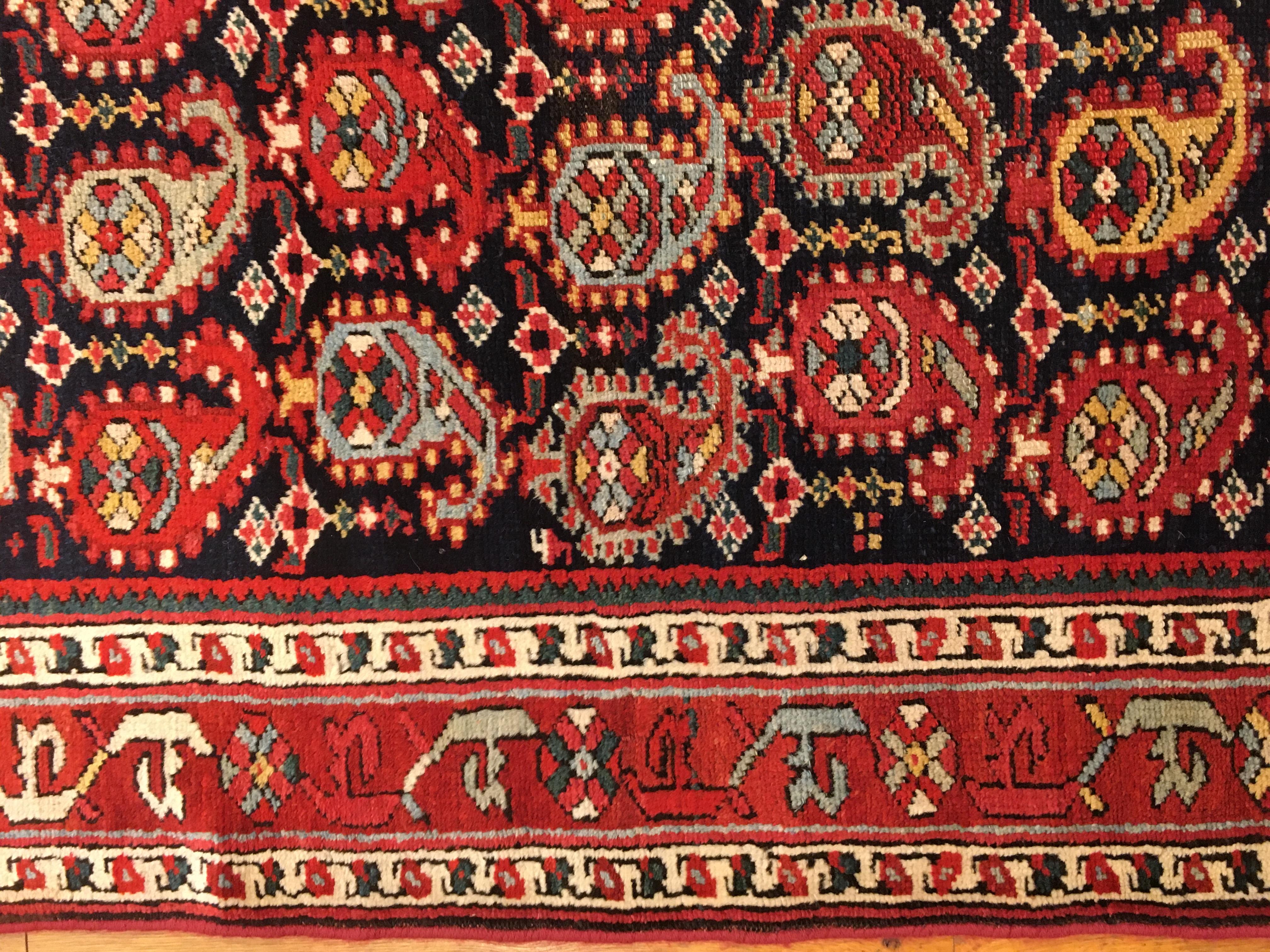 Antiker persischer orientalischer Teppich aus dem Nordwesten Persiens, Läufergröße, mit wiederkehrenden Paisley-Motiven im Zustand „Gut“ im Angebot in New York, NY