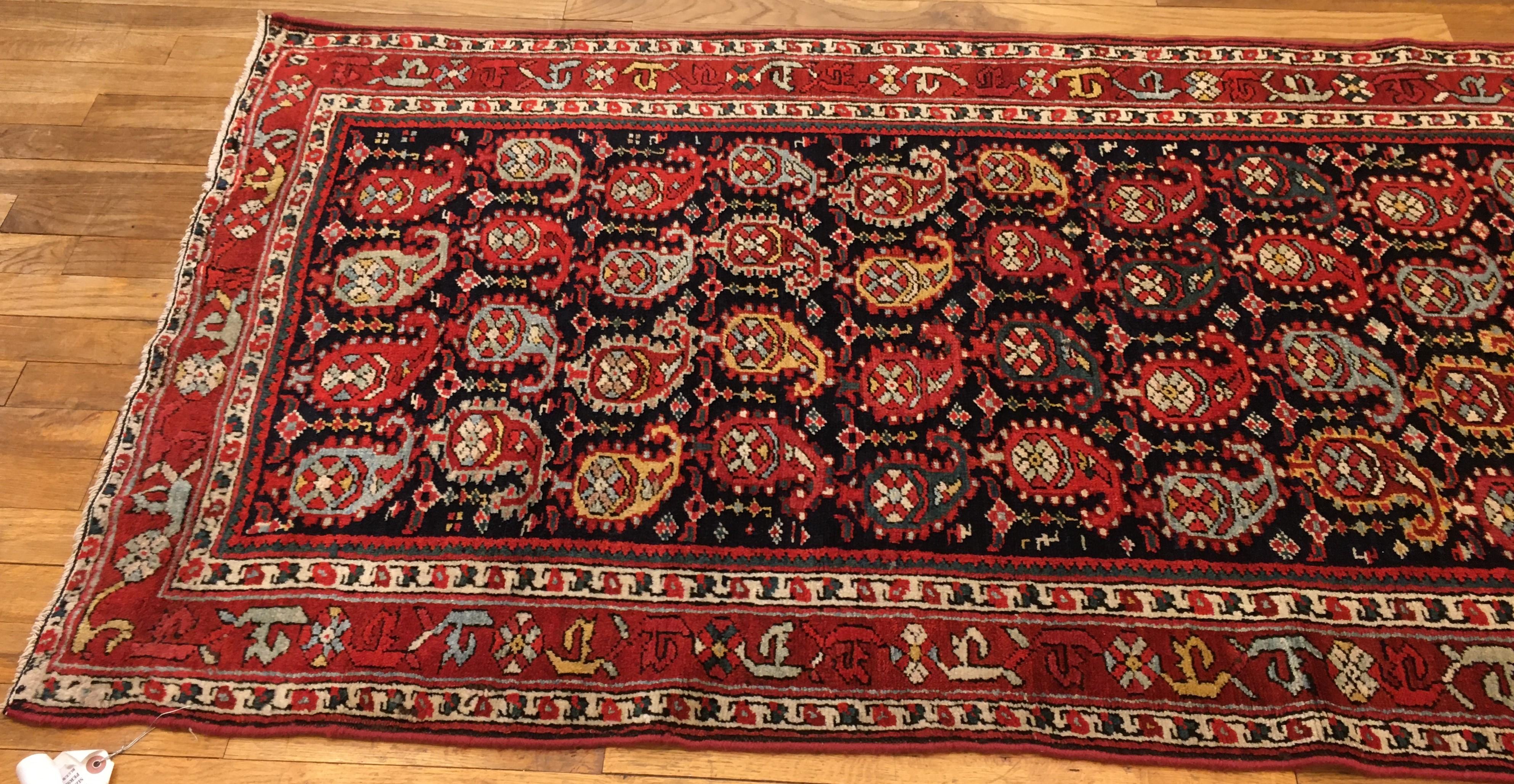 Antiker persischer orientalischer Teppich aus dem Nordwesten Persiens, Läufergröße, mit wiederkehrenden Paisley-Motiven im Angebot 1