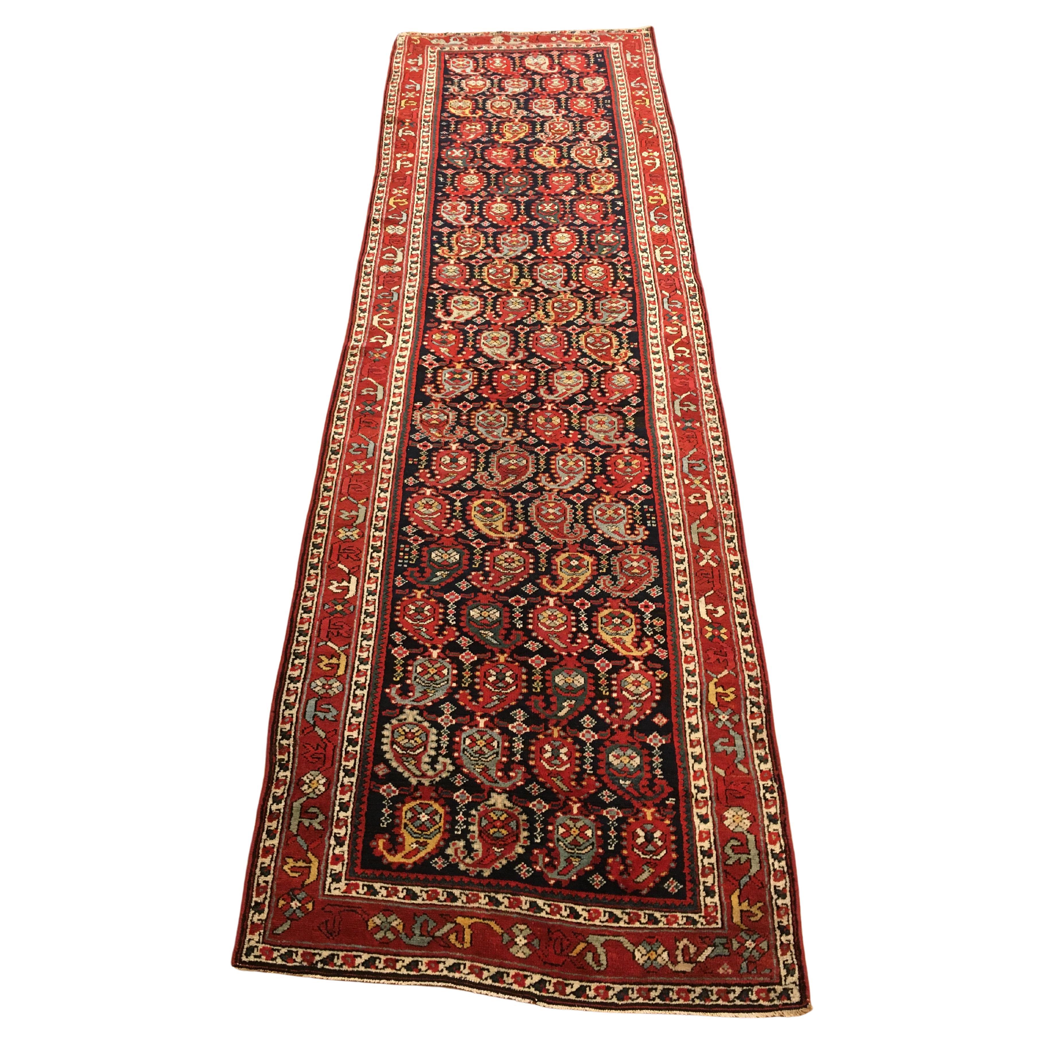 Antiker persischer orientalischer Teppich aus dem Nordwesten Persiens, Läufergröße, mit wiederkehrenden Paisley-Motiven