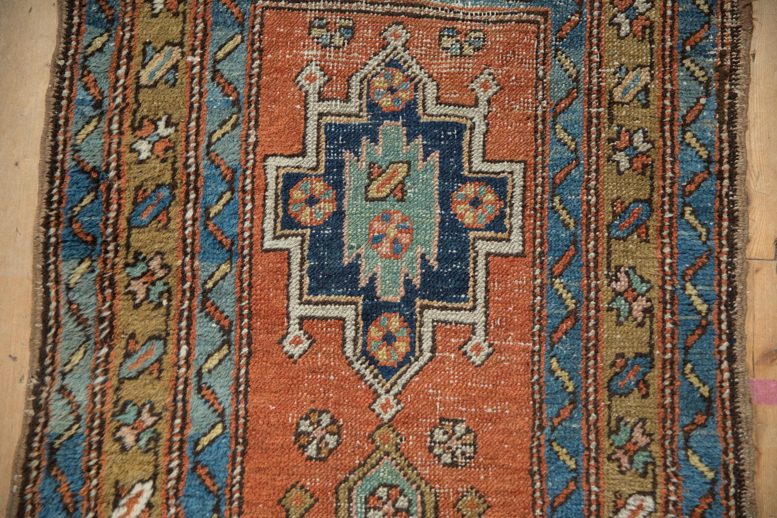 Antiker nordwestlicher persischer Teppich-Läufer (Sonstiges) im Angebot