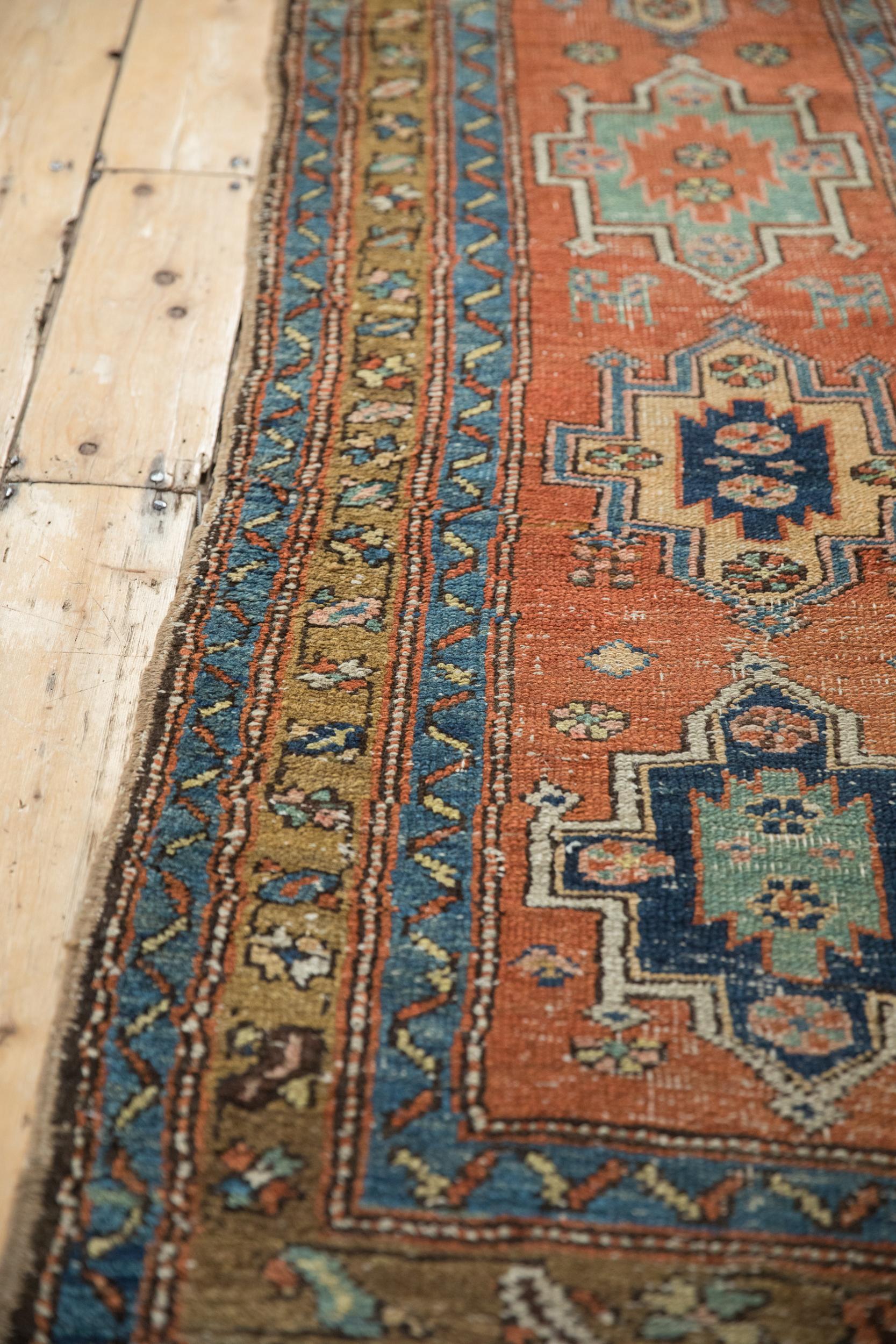 Antiker nordwestlicher persischer Teppich-Läufer im Zustand „Relativ gut“ im Angebot in Katonah, NY