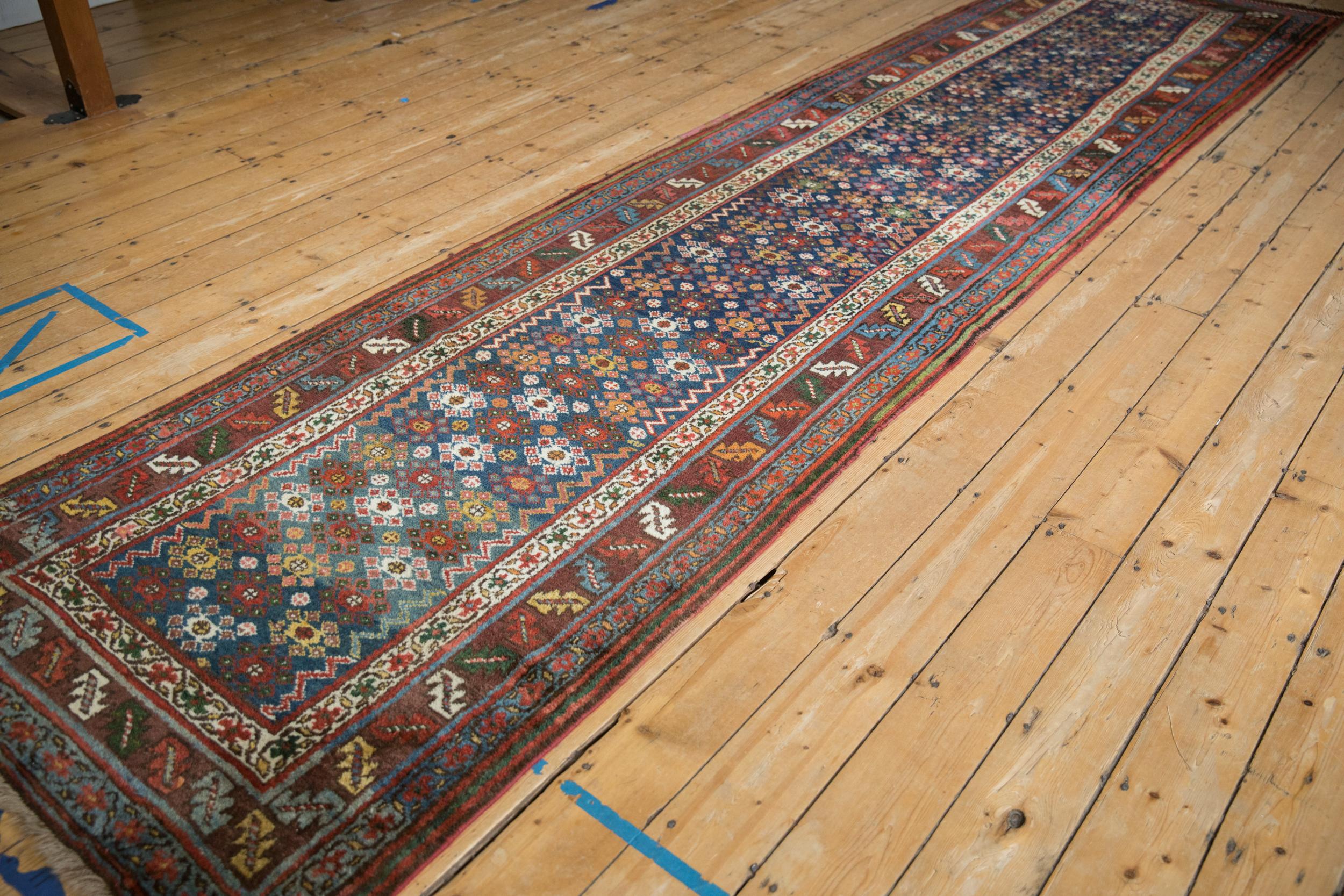 Antiker nordwestlicher persischer Teppich-Läufer im Zustand „Gut“ im Angebot in Katonah, NY