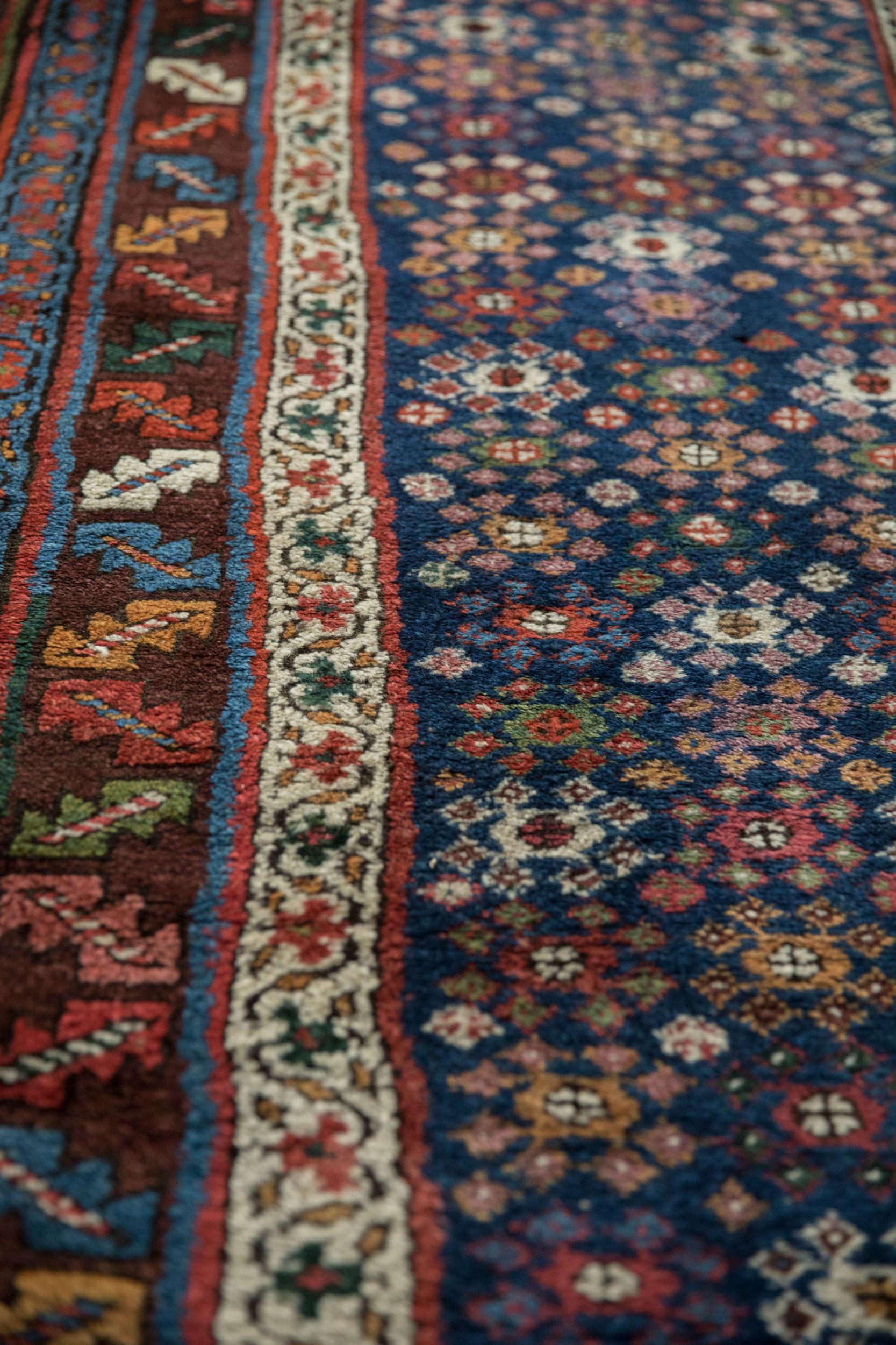 Antiker nordwestlicher persischer Teppich-Läufer im Angebot 1
