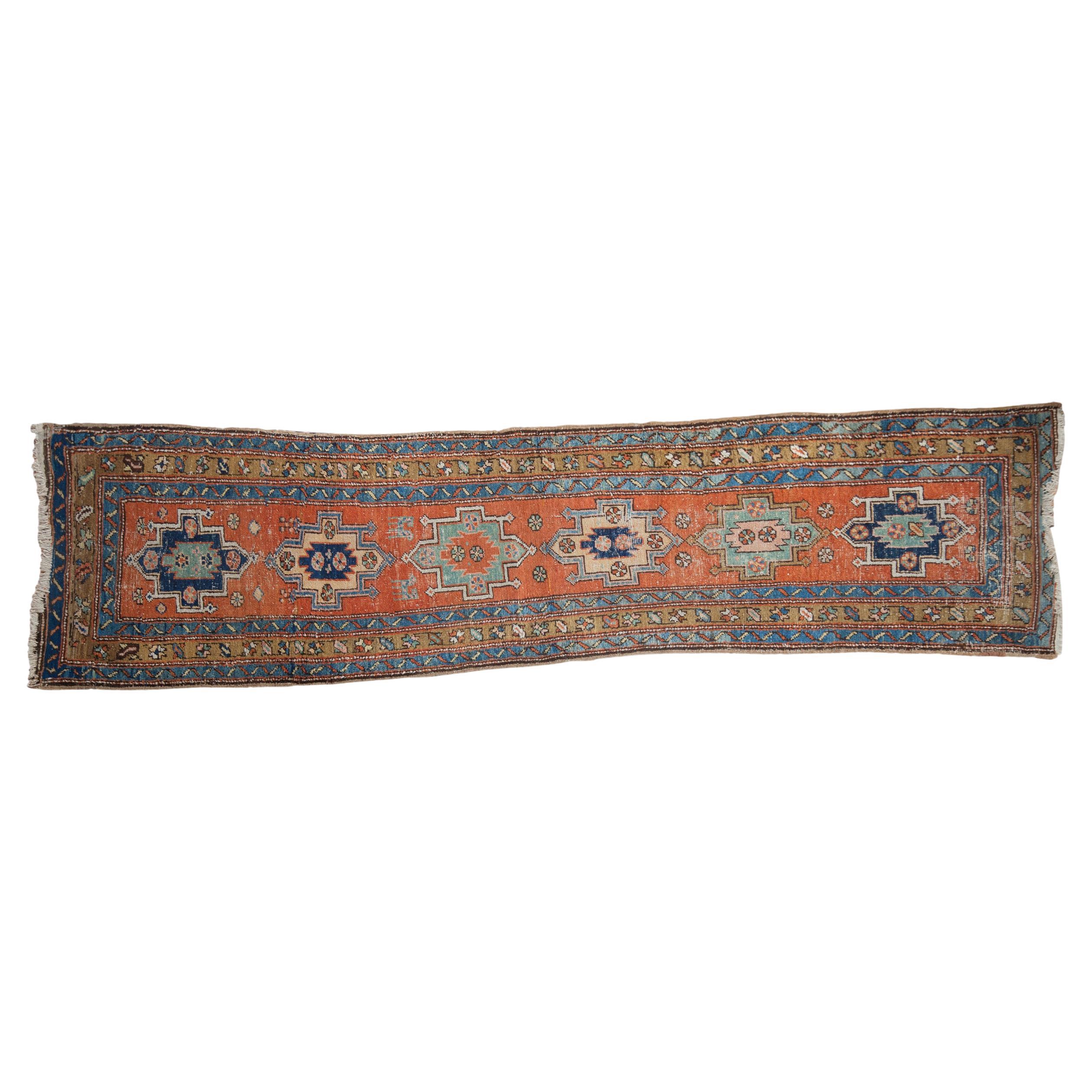 Antiker nordwestlicher persischer Teppich-Läufer im Angebot
