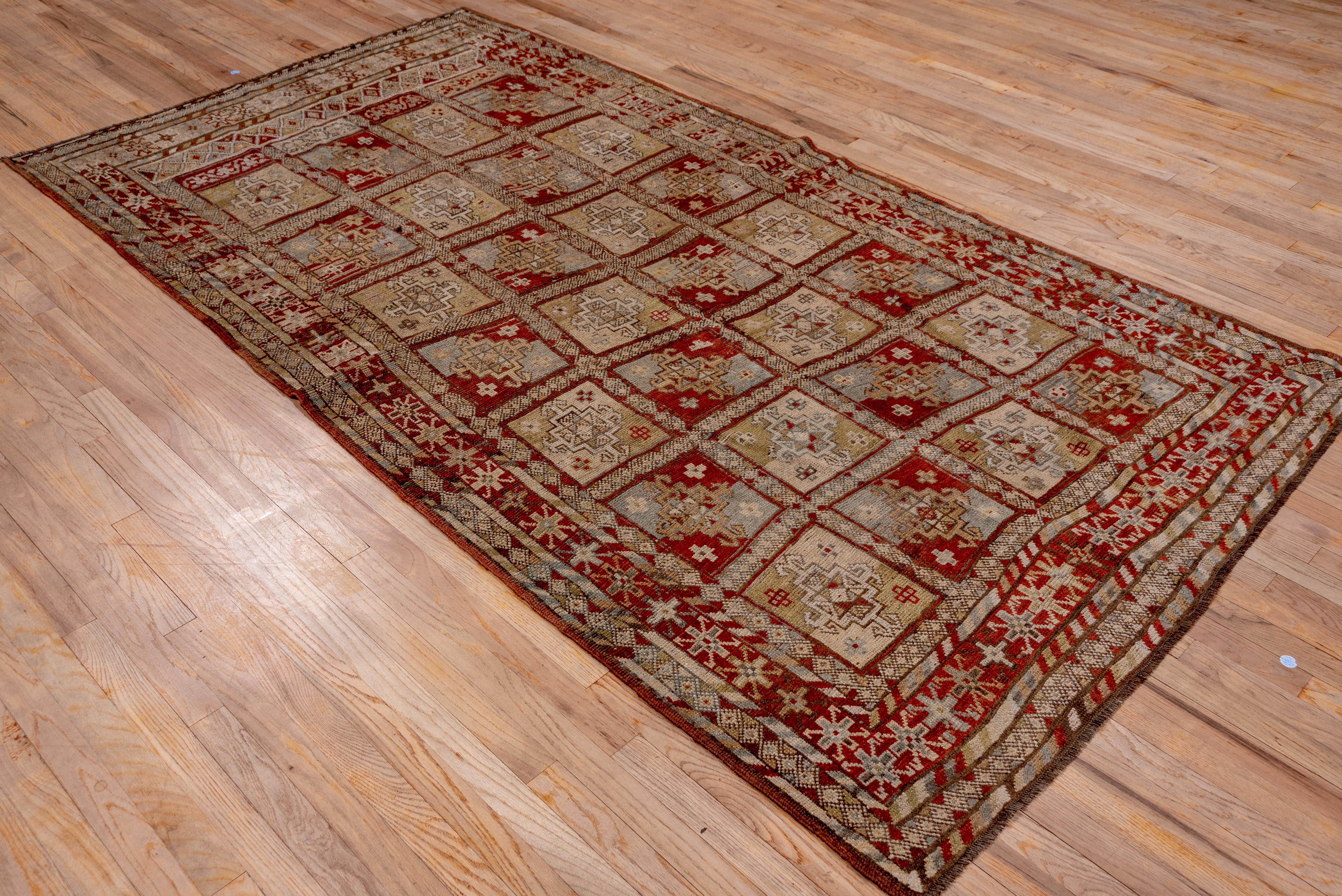 20ième siècle Ancien tapis persan du nord-ouest à motifs de panneaux tribaux en vente