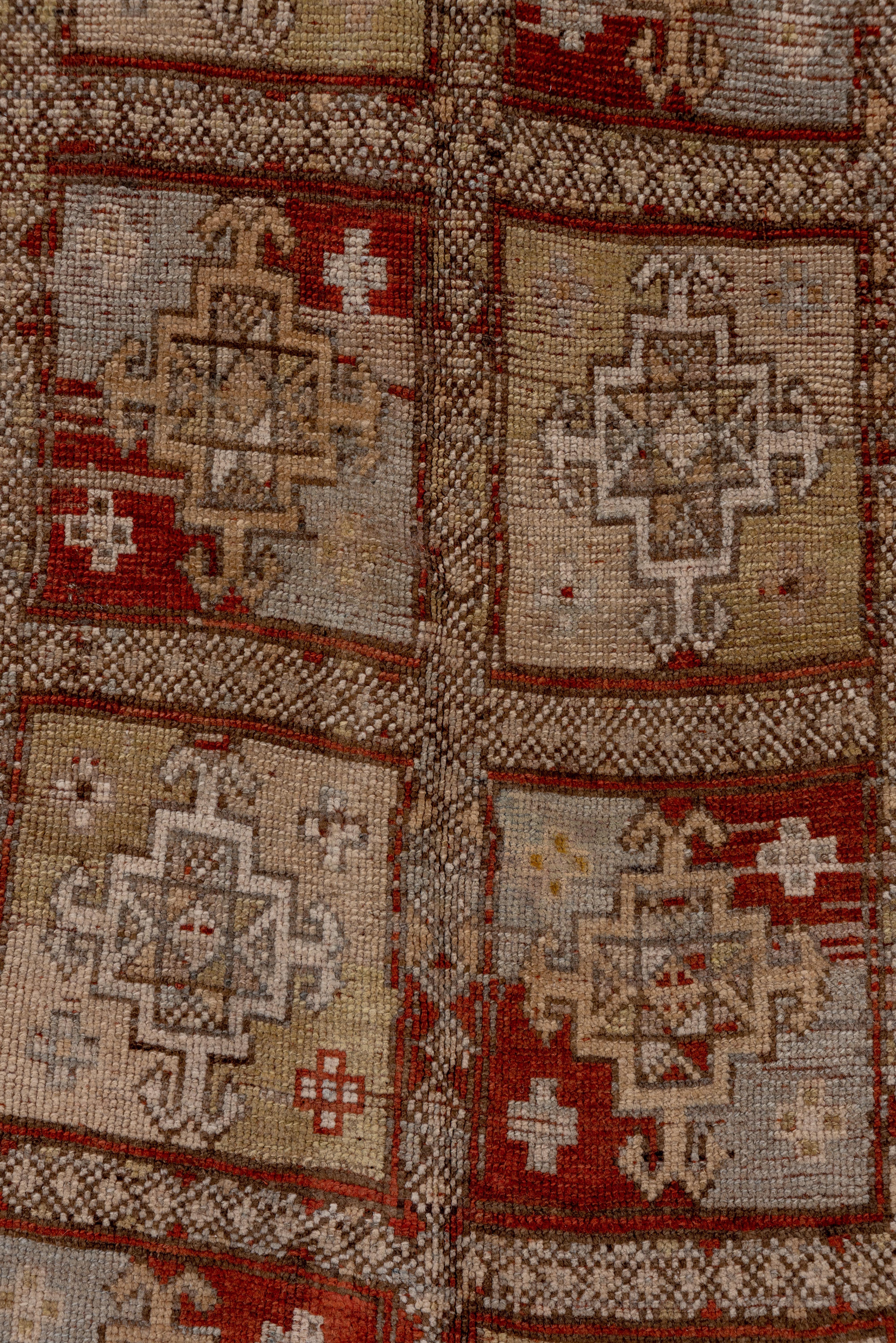 Ancien tapis persan du nord-ouest à motifs de panneaux tribaux en vente 1