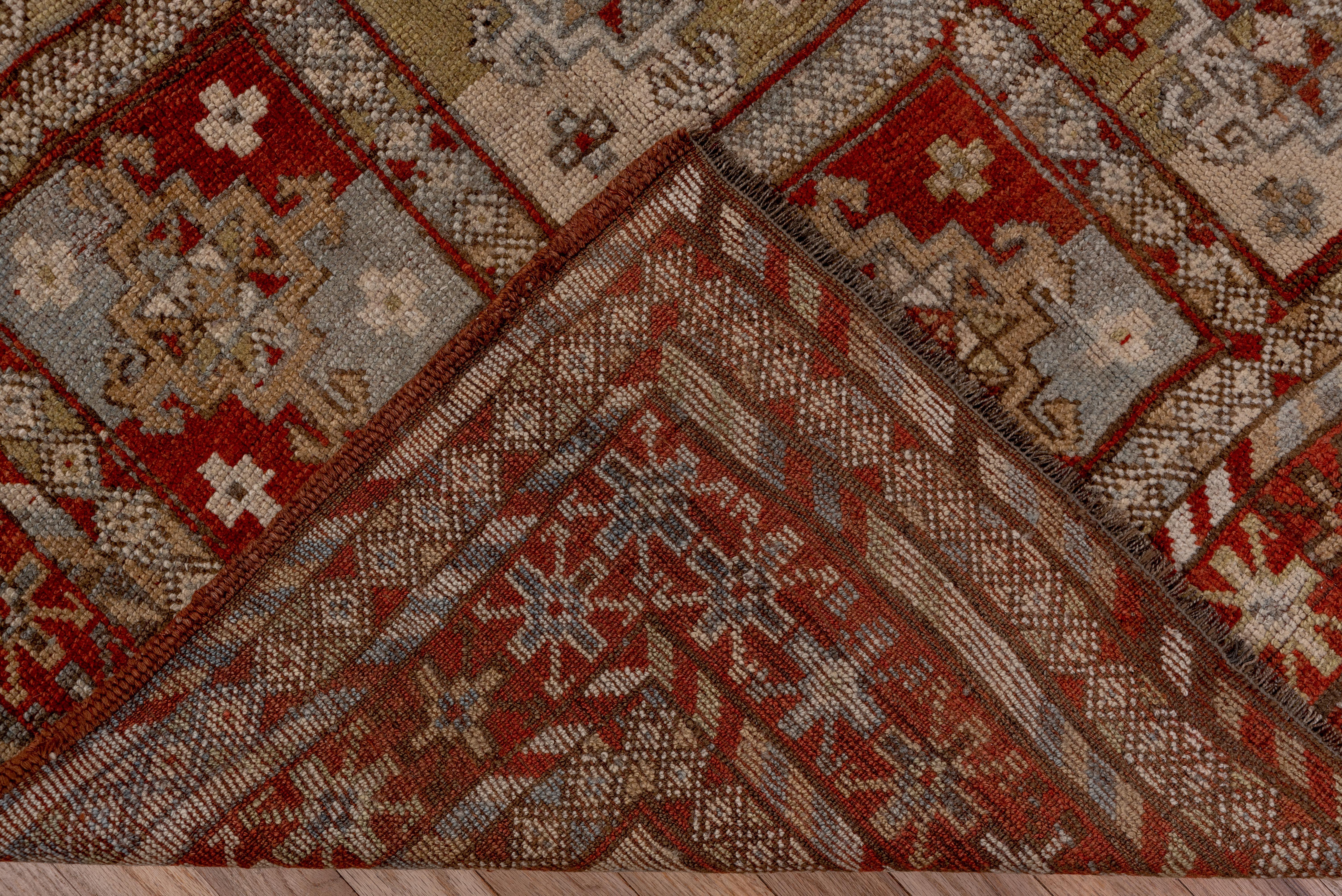 Ancien tapis persan du nord-ouest à motifs de panneaux tribaux en vente 2