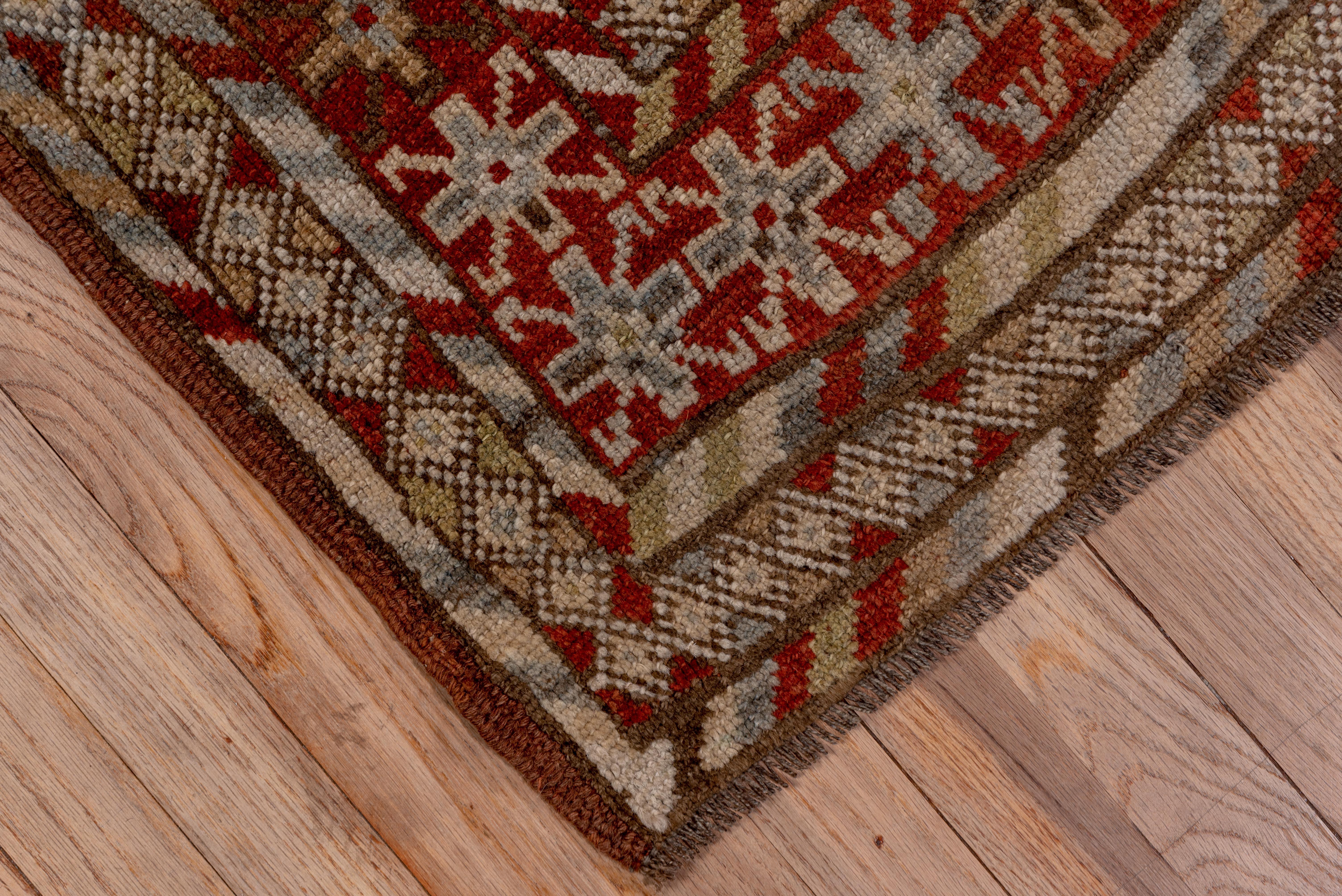 Ancien tapis persan du nord-ouest à motifs de panneaux tribaux en vente 3