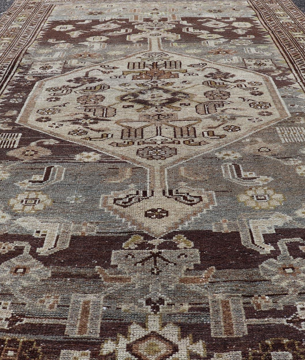 Malayer Tapis persan antique du nord-ouest avec médaillon géométrique 4'3