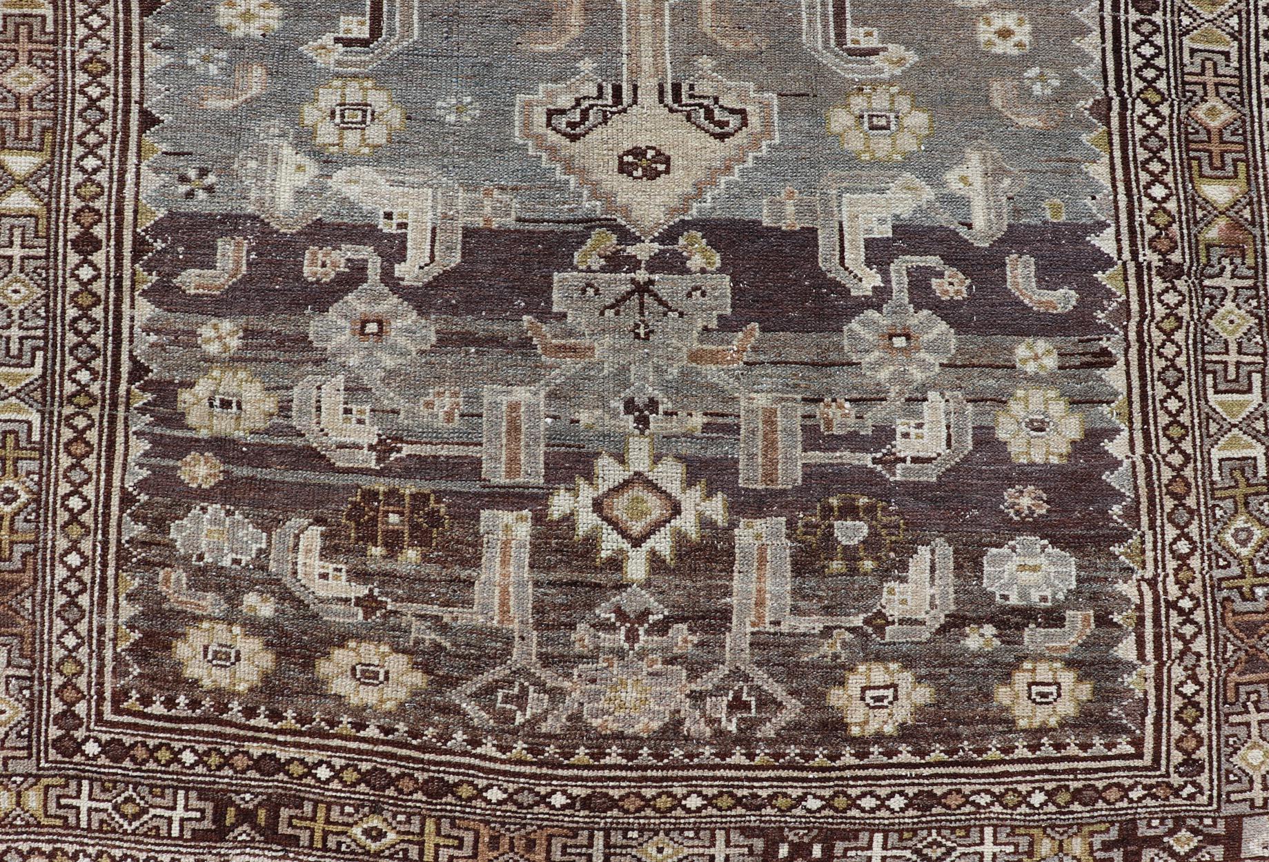 Perse Tapis persan antique du nord-ouest avec médaillon géométrique 4'3