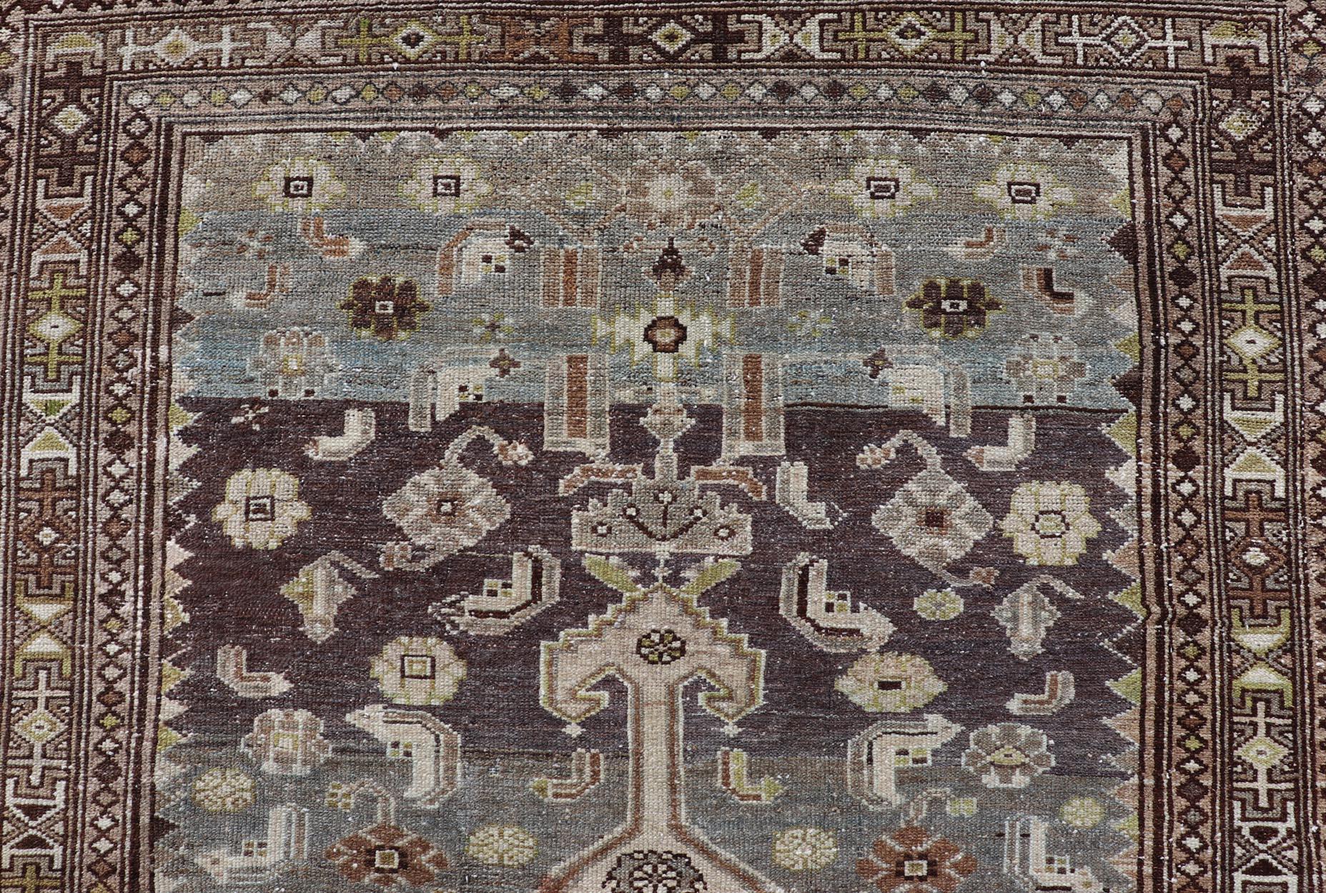 Tapis persan antique du nord-ouest avec médaillon géométrique 4'3