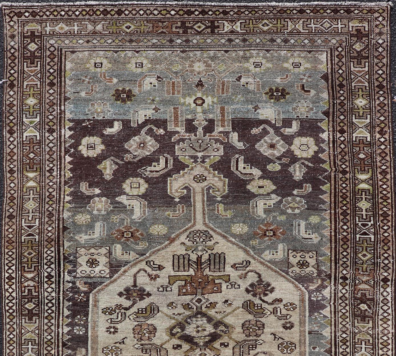 20ième siècle Tapis persan antique du nord-ouest avec médaillon géométrique 4'3
