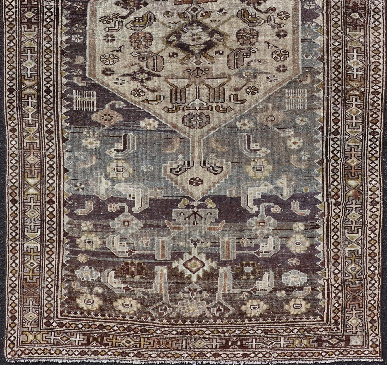 Tapis persan antique du nord-ouest avec médaillon géométrique 4'3