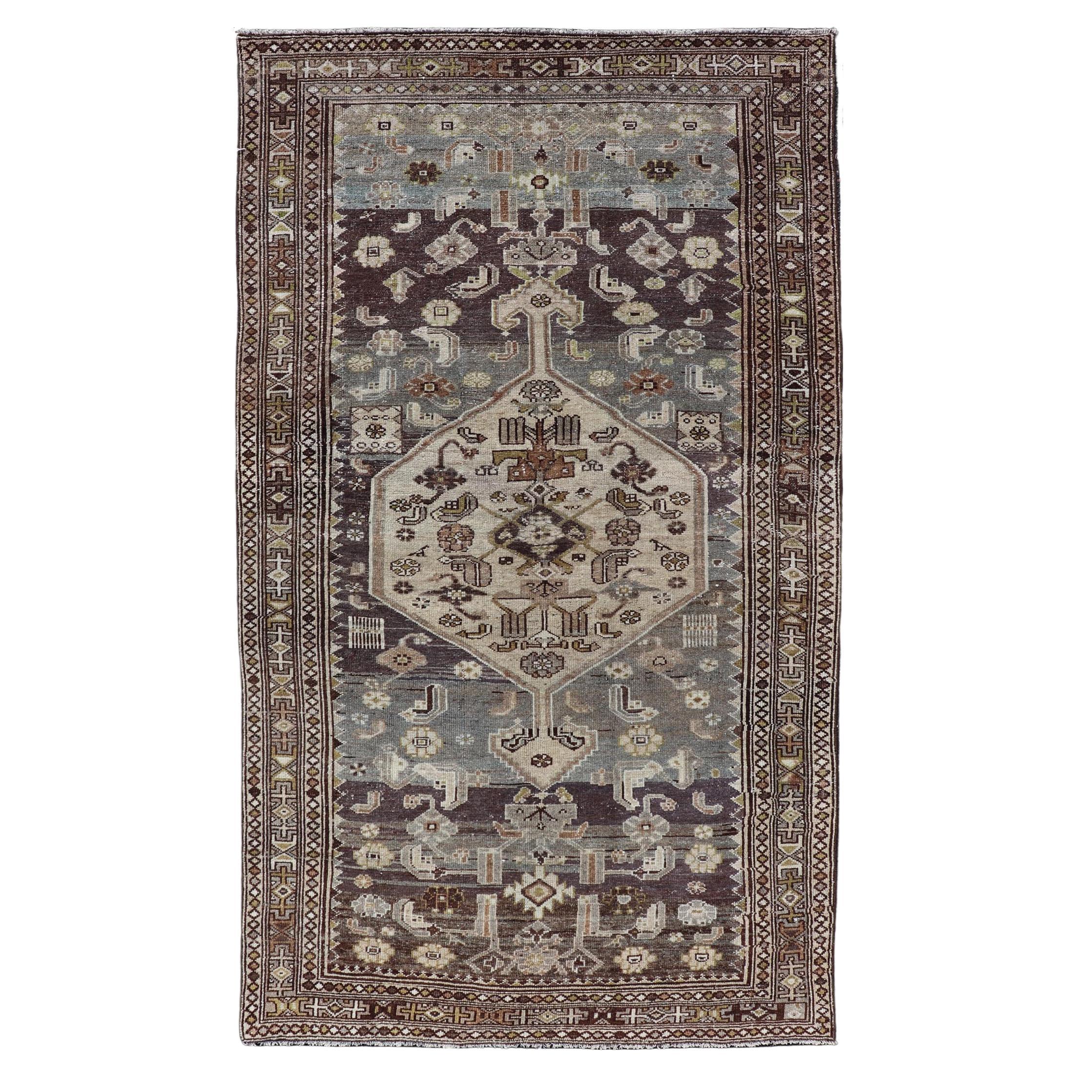 Tapis persan antique du nord-ouest avec médaillon géométrique 4'3" x 7'7"