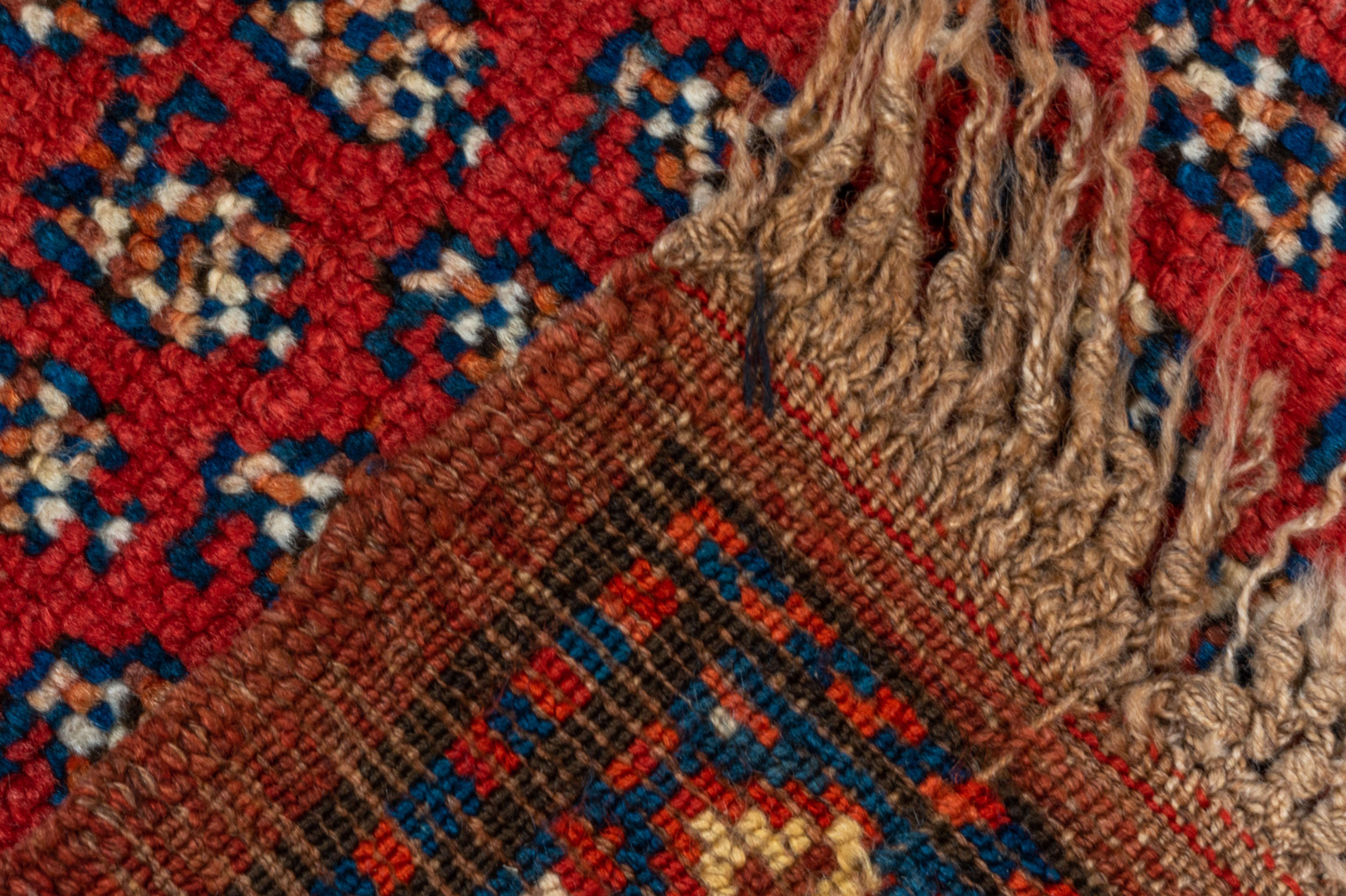 Tribal Tapis de couloir persan ancien du Nord-Ouest, terrain à motif cachemire rouge, poils hauts avec franges