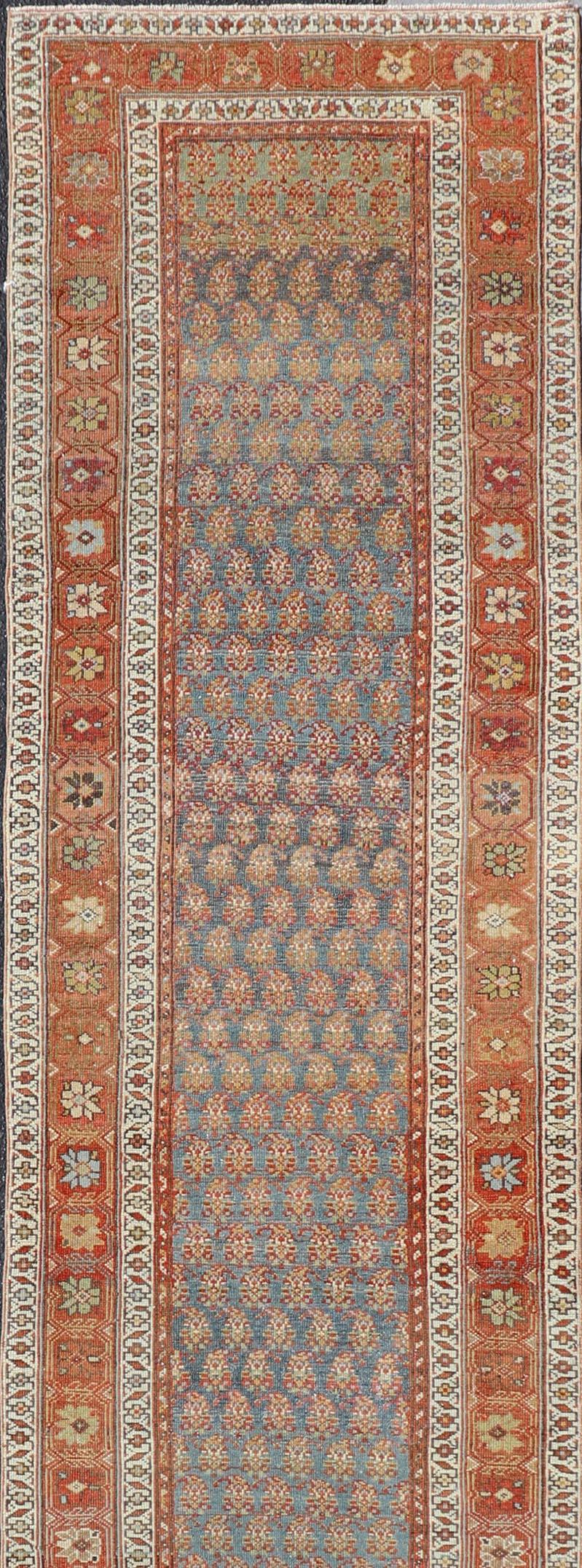 Maße: 3'2 x 15'8
Antike Nordwest Persisch Läufer mit All-Over Floral Design und Vibrant Border 3'2 X 15'8 
Keivan Woven Arts/ Teppich/EMB-22264, Herkunftsland / Art: Iran / N.W. Persisch, um 1910.

Dieser exquisite, antike Läufer aus Nordwestpersien