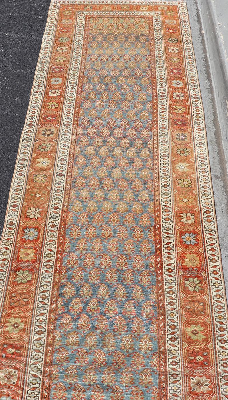 Antiker persischer nordwestlicher Läufer aus Persien mit floralem All-Over-Design 3'2