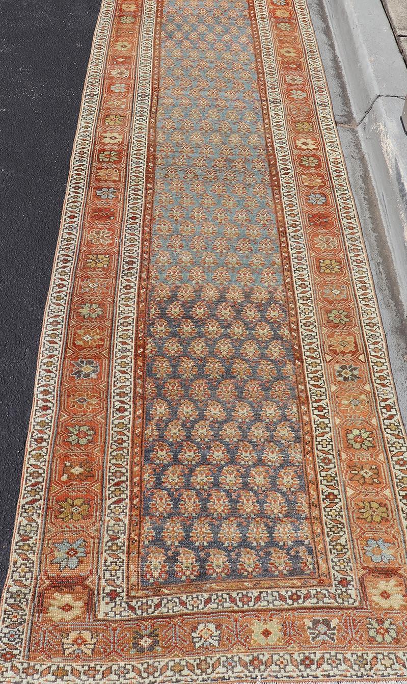 Antiker persischer nordwestlicher Läufer aus Persien mit floralem All-Over-Design 3'2