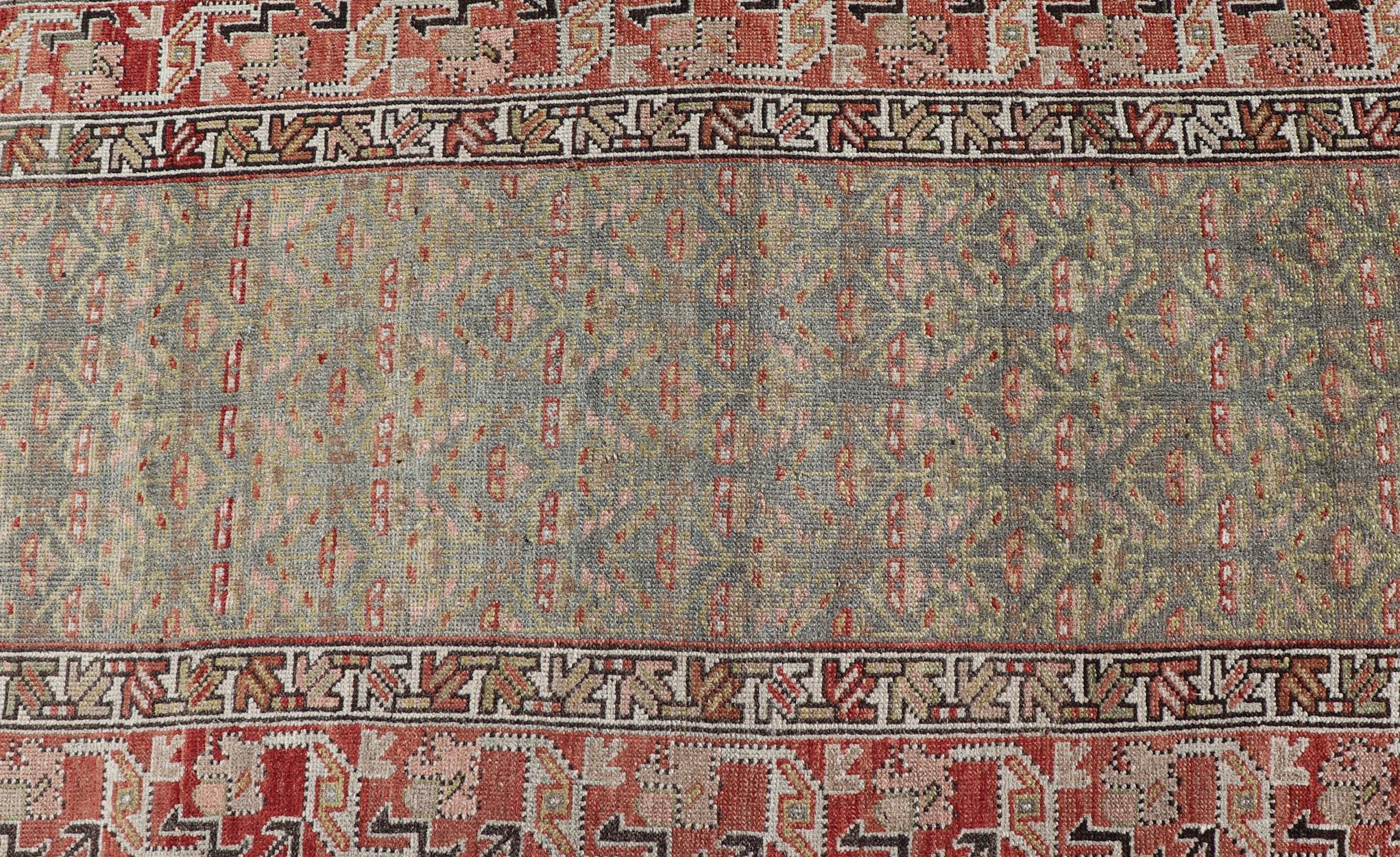 Misure: 3'5 x 16'9 
Antico tappeto persiano nord-occidentale con motivi sottili in toni tenui 3'5 x 16'9. Keivan Woven Arts/ tappeto/W22-1003, paese d'origine/tipo: Iran / N.W. Persiano, circa 1920.

Questo raffinato runner persiano antico del