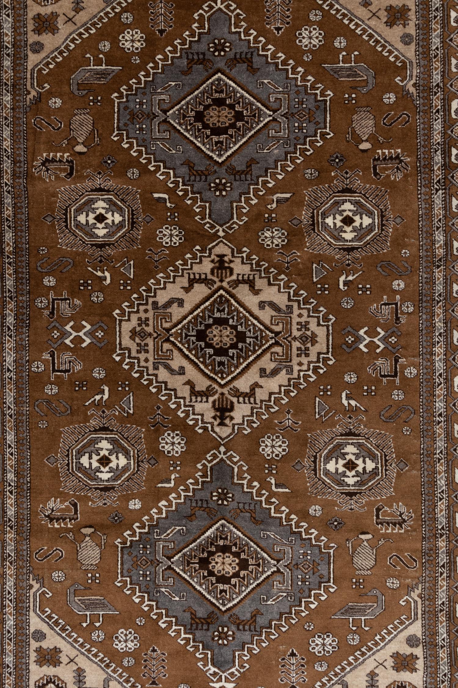 Tapis Serab antique très spécial qui présente un champ de poils de chameau. Ce qui rend cette pièce si inhabituelle est que la laine n'est pas teinte, ce sont les couleurs originales de la laine. Pile complète en état original. 

Notes d'usure : 1