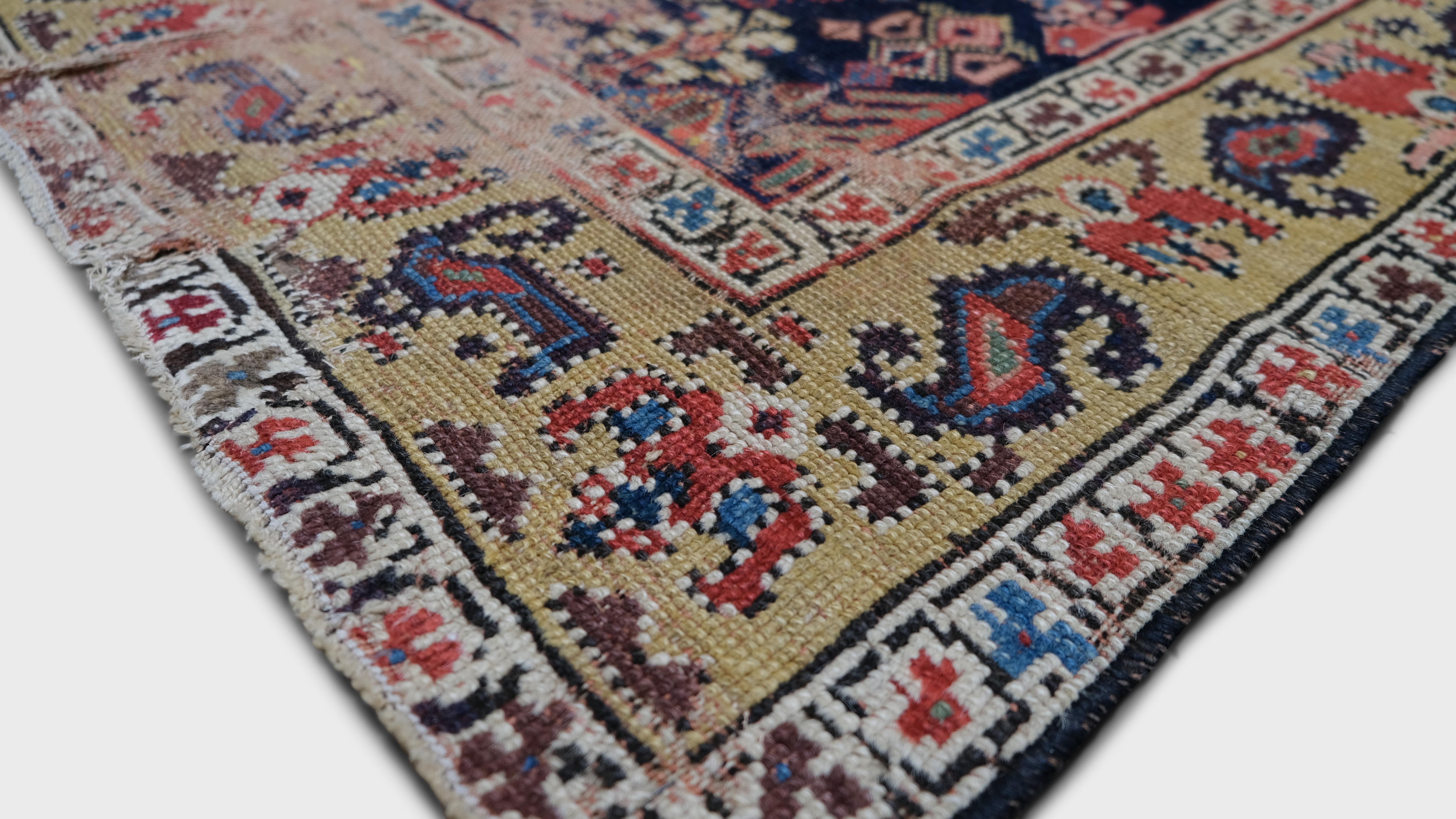 Perse Tapis de couloir persan tribal ancien du Nord-Ouest 3'3''x14'8'' en vente