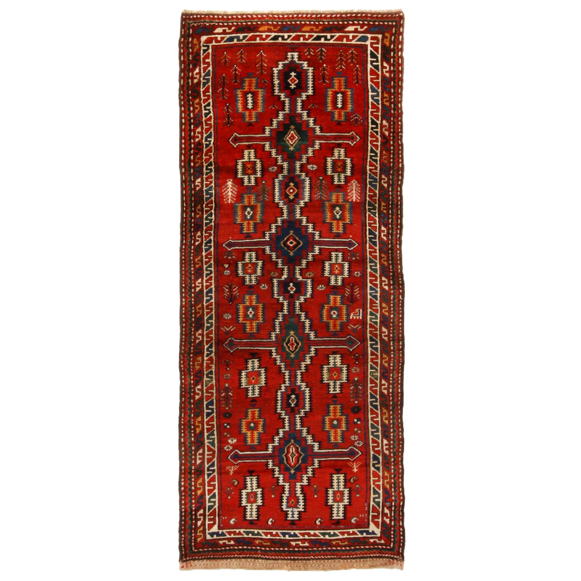 Antiker nordwestlicher geometrischer persischer Woll-Läufer von Teppich & Kelim in Rot und Beige im Angebot