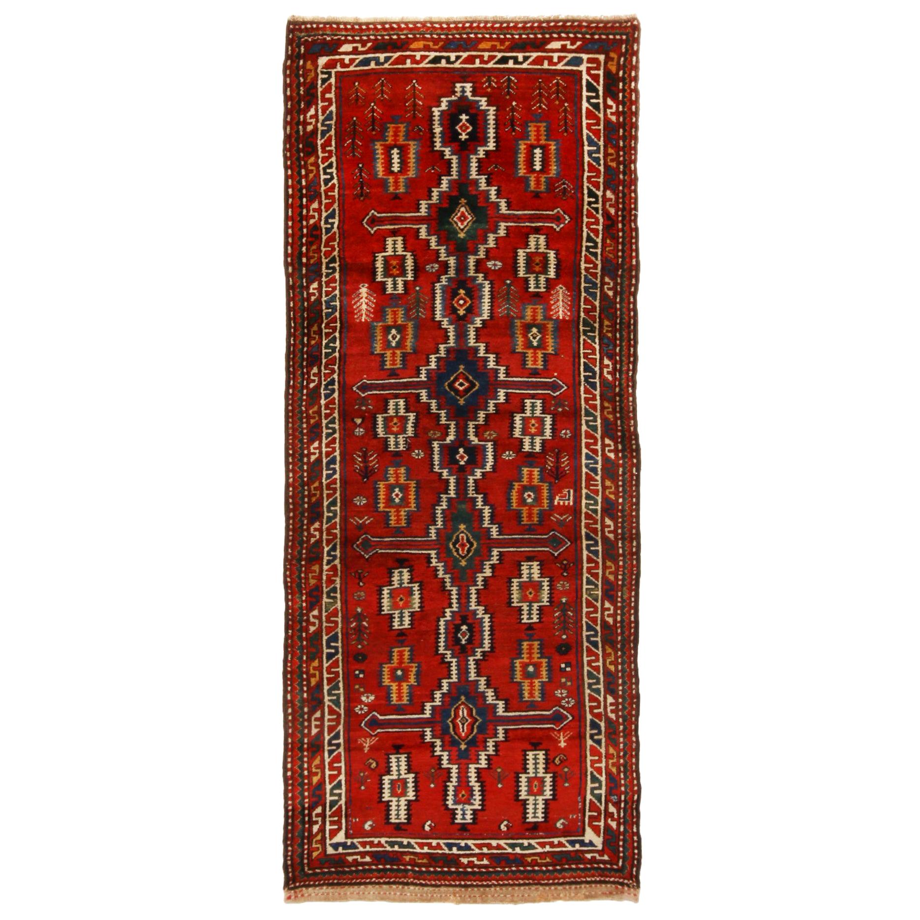 Tapis de couloir persan ancien en laine géométrique rouge et beige Antique Northwest de Rug & Kilim