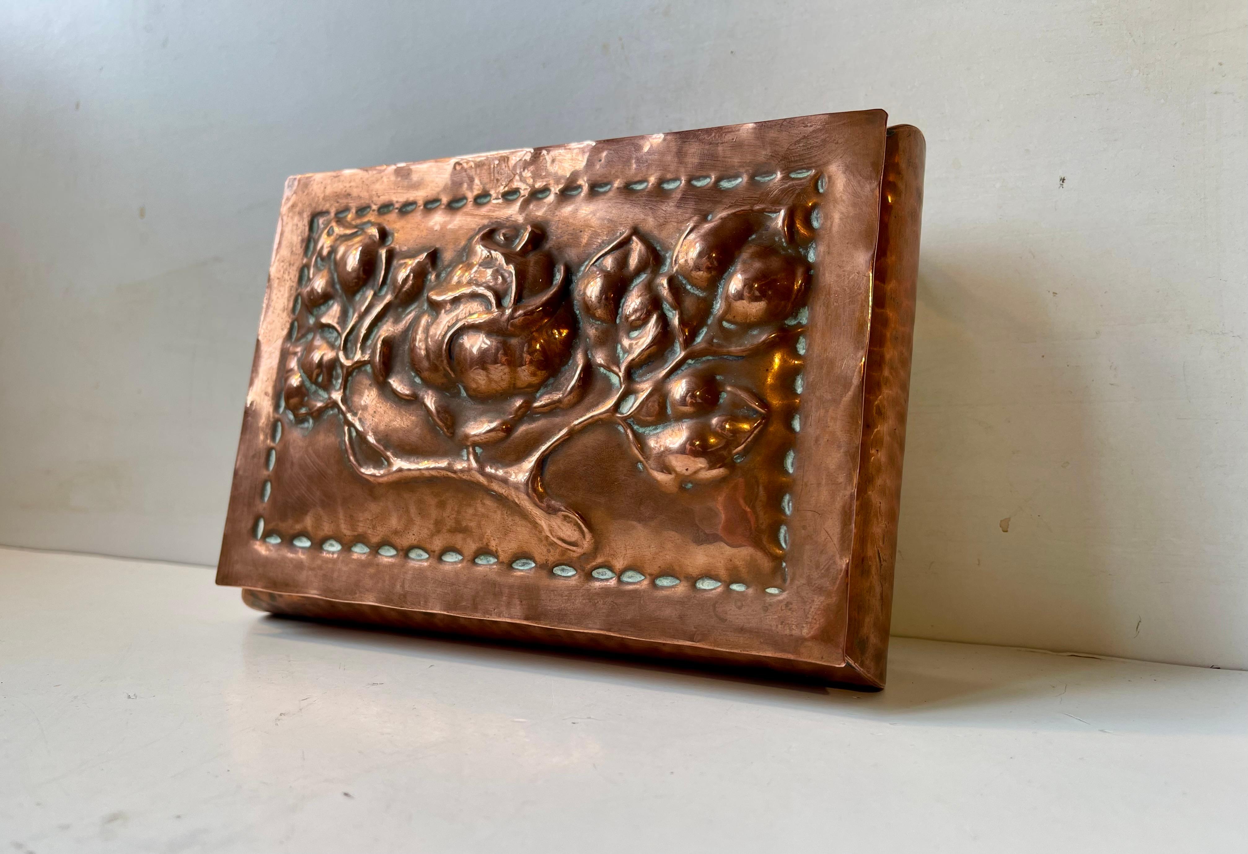 Antique Norwegian decorative or cigar copper box embossed with flowers. The wooden interior makes it suitable for storing cigarettes, cigars or tea. It was hand-made in Norway circa 1900-1920. 

Measurements: 18x13x6 cm.