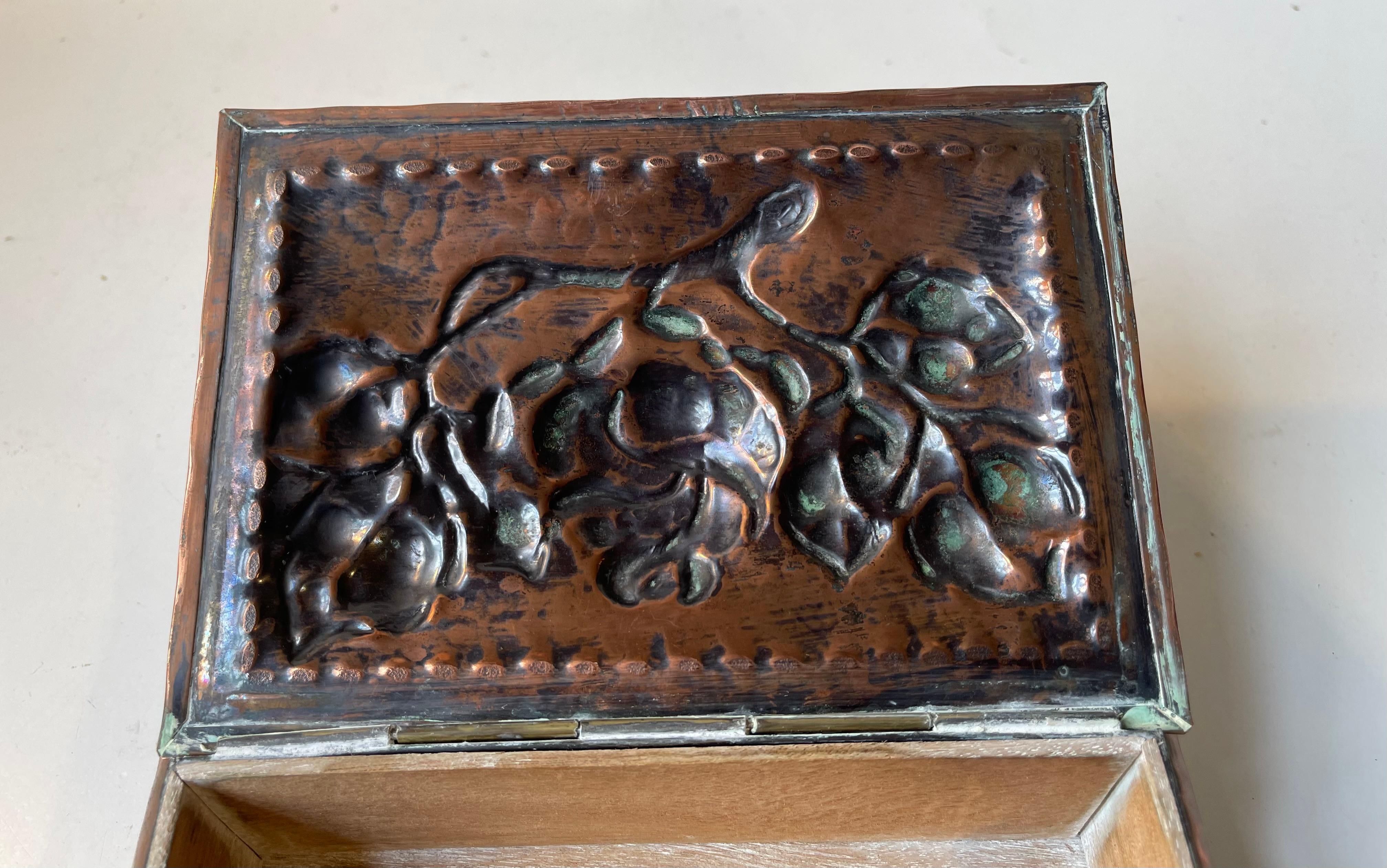Antique Norwegian Cigar Box in Embossed Copper In Good Condition In Esbjerg, DK