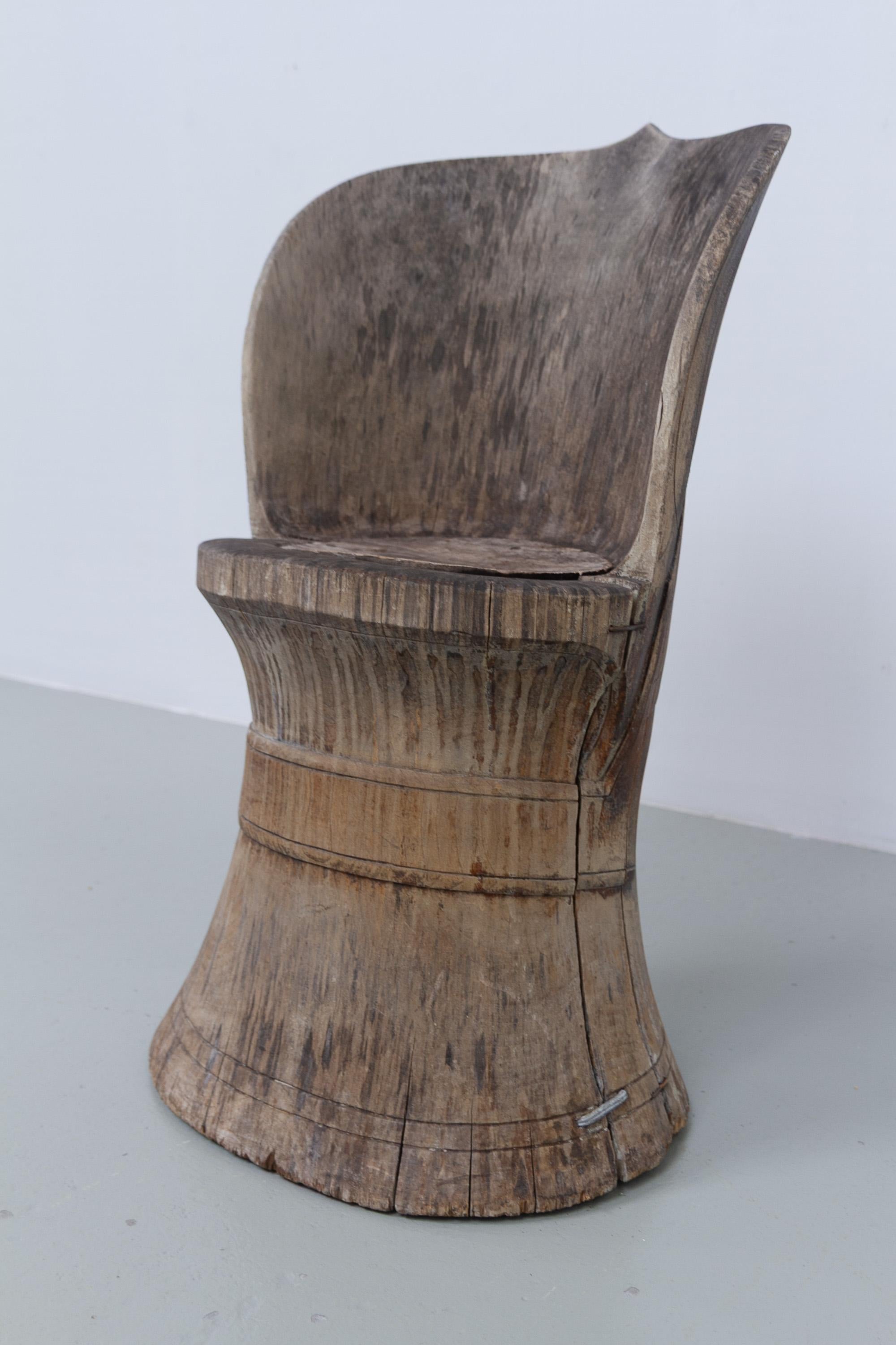 Artisanat Ancienne chaise norvégienne Kubbestol (chaise à souche), avec sculptures, années 1800. en vente