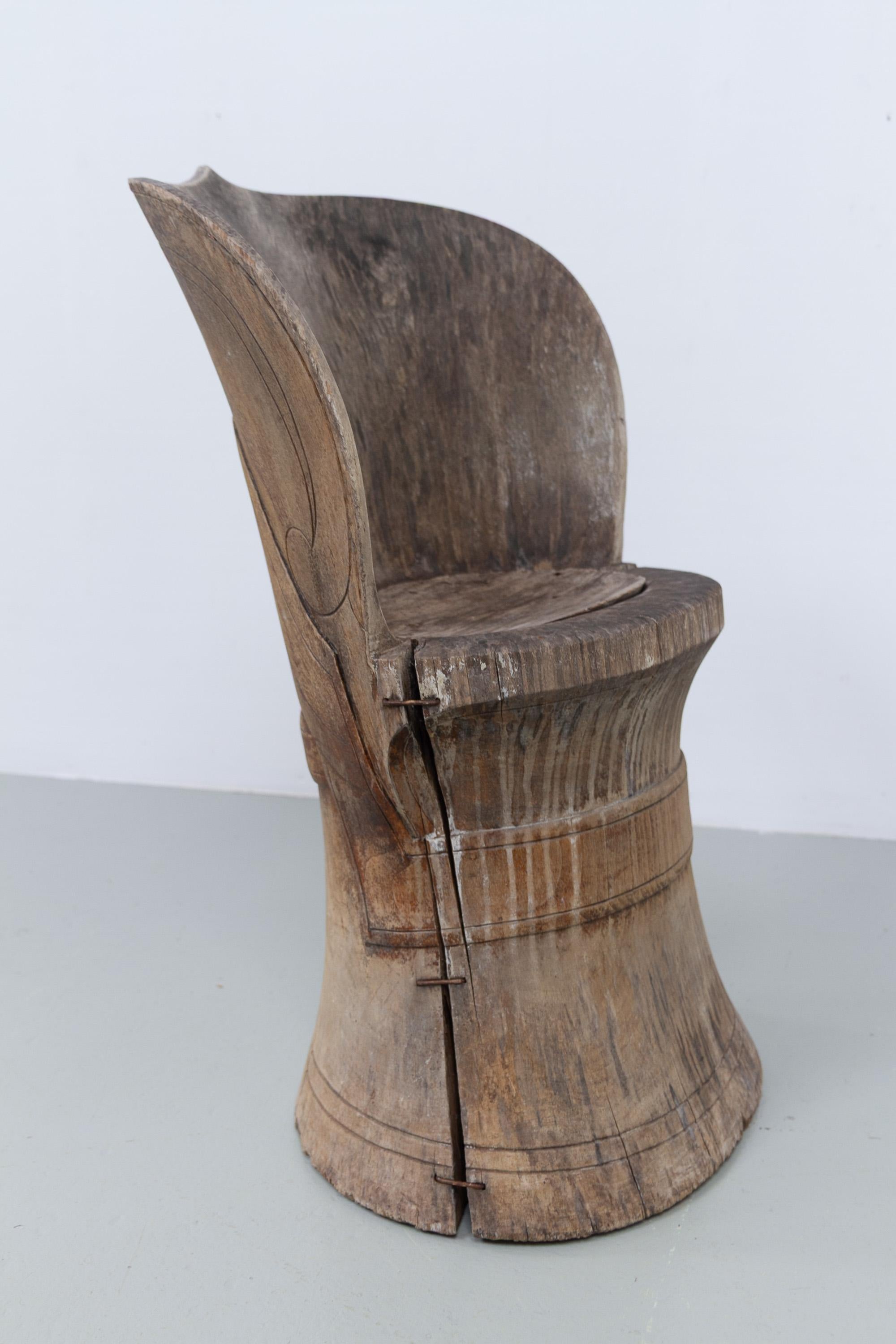 XIXe siècle Ancienne chaise norvégienne Kubbestol (chaise à souche), avec sculptures, années 1800. en vente