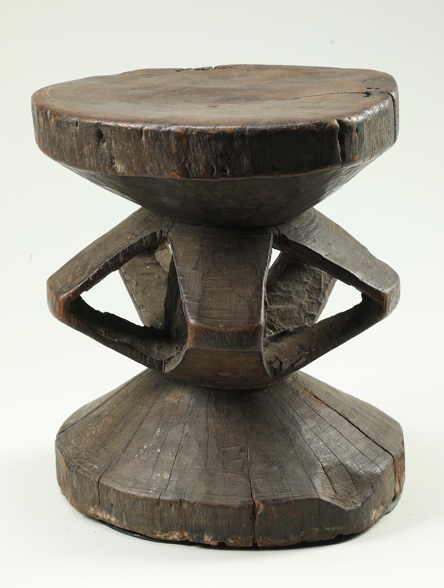 Tribale Antico sgabello geometrico in Wood Wood intagliato e traforato in vendita