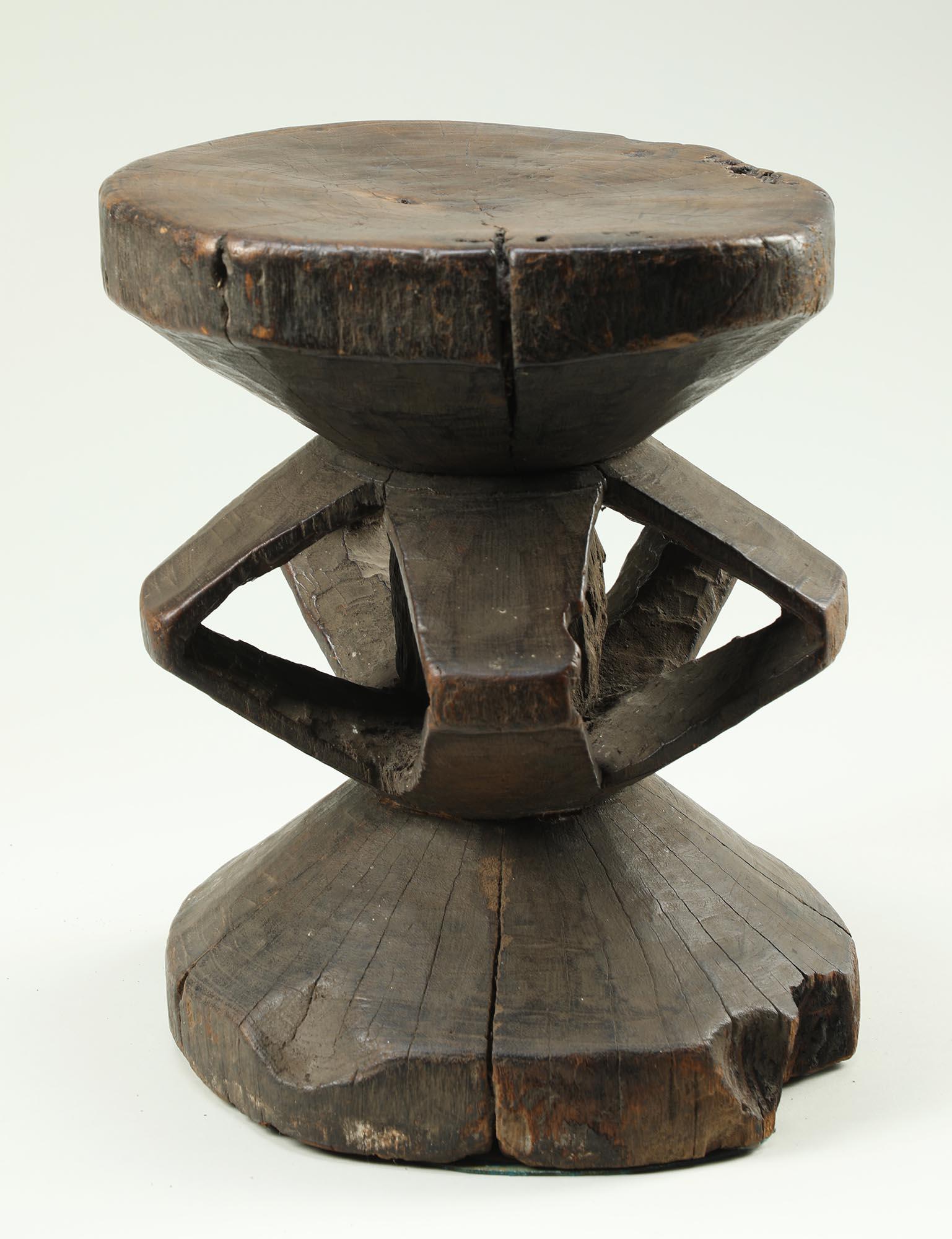 Nigerino Antico sgabello geometrico in Wood Wood intagliato e traforato in vendita
